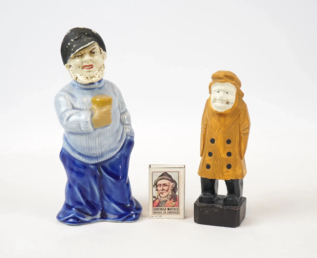 Bottiglia di statuina con sughero, scatola di fiammiferi e statuina in legno intagliato, ''Il Pescatore''