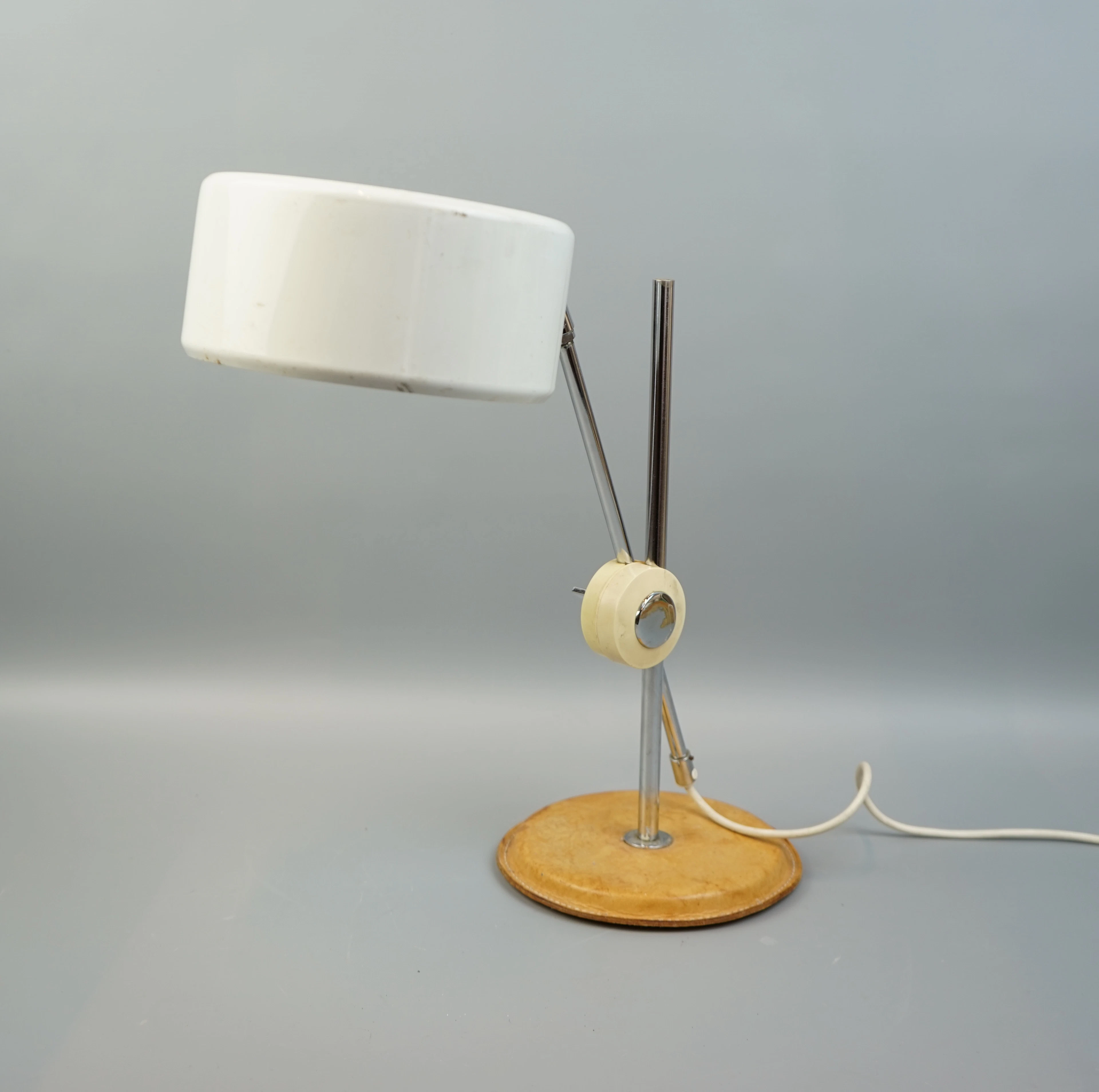 Anders Pehrson, skrivbordslampa, metall/skinn, ''Simris'', 1900-talets