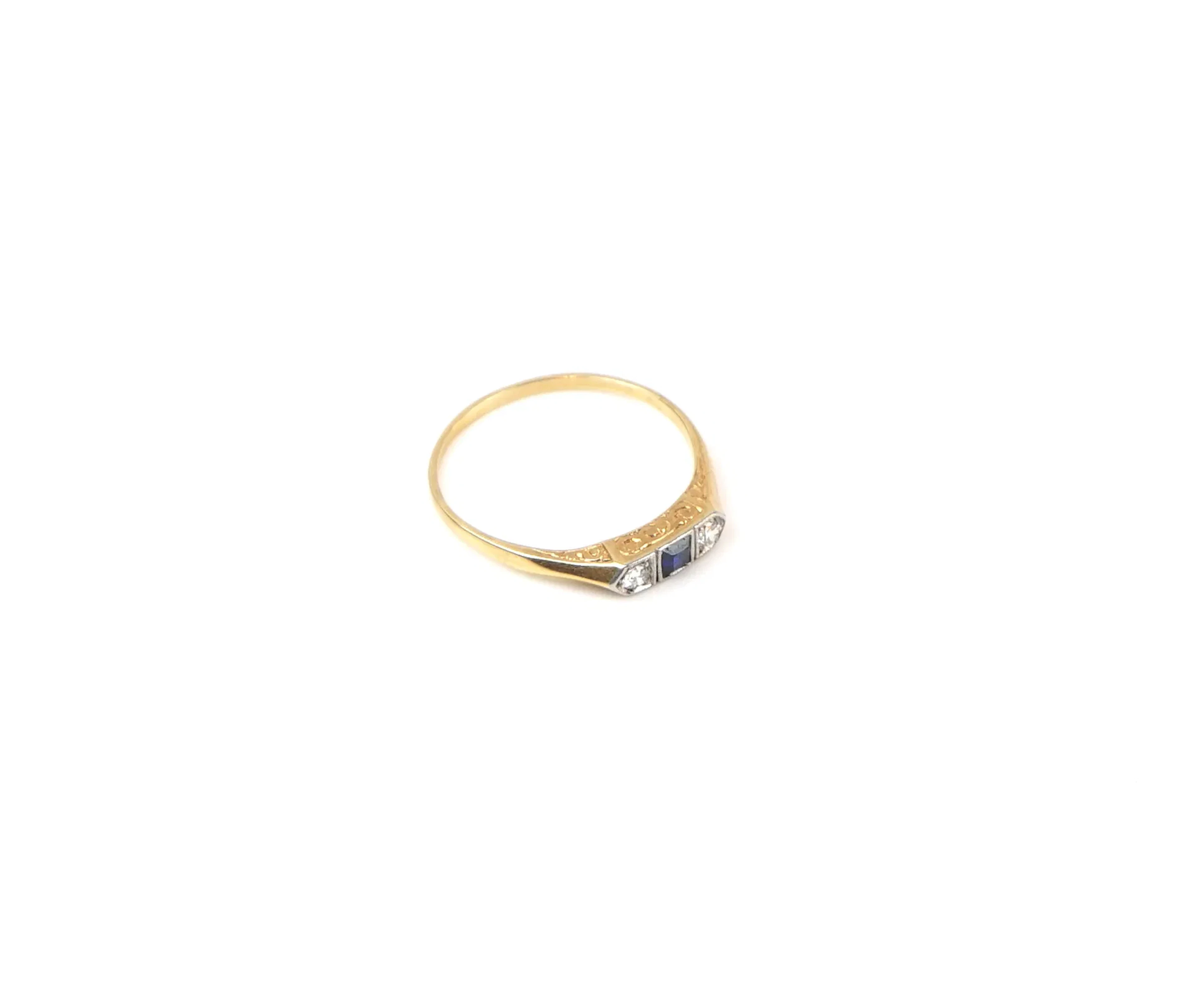 Anello con 2 diamanti tagliati dall'antiquità e topazio, oro 18k.