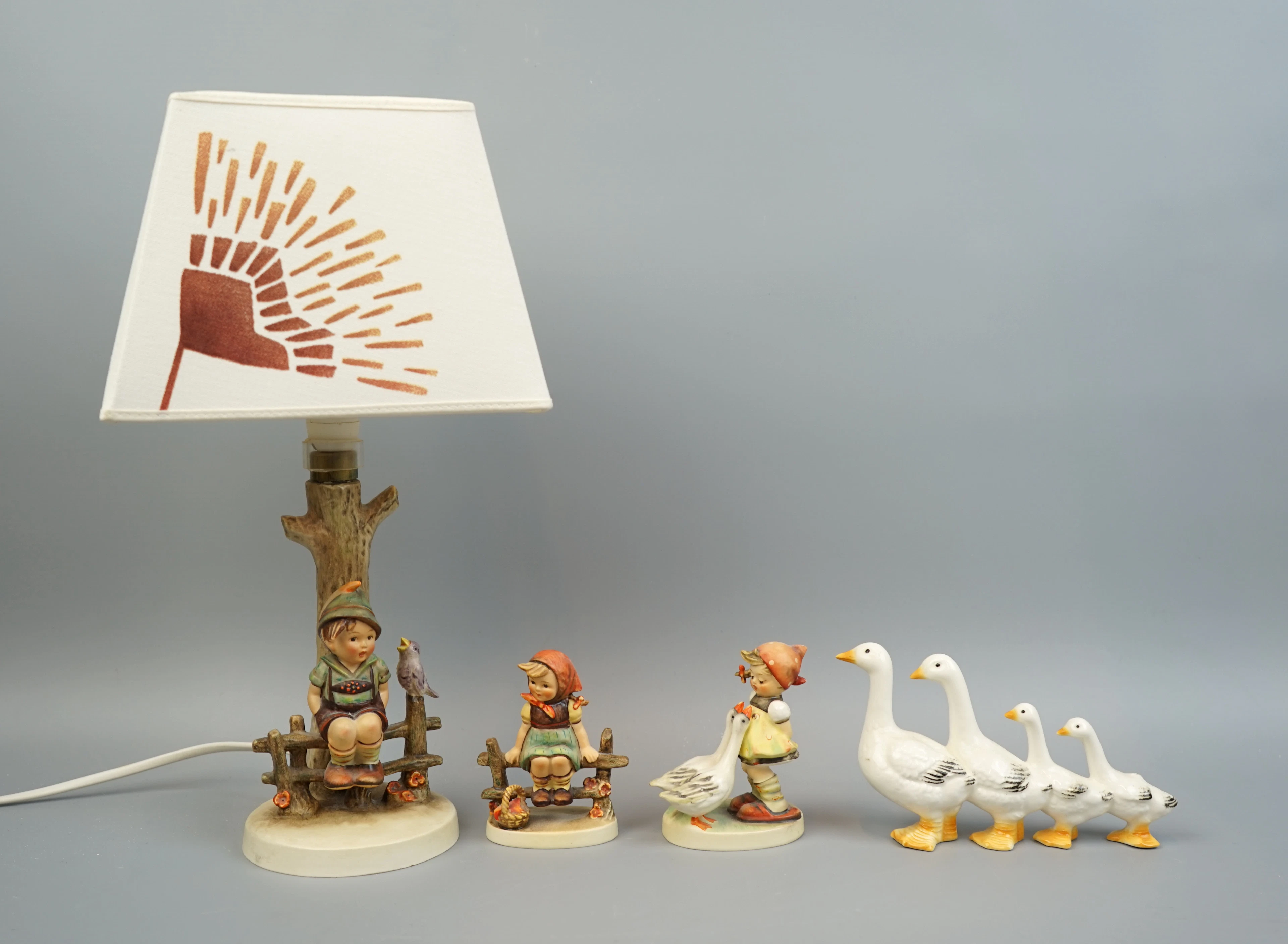 Tischleuchte und Figuren, 4-teilig, Porzellan, Goebel.