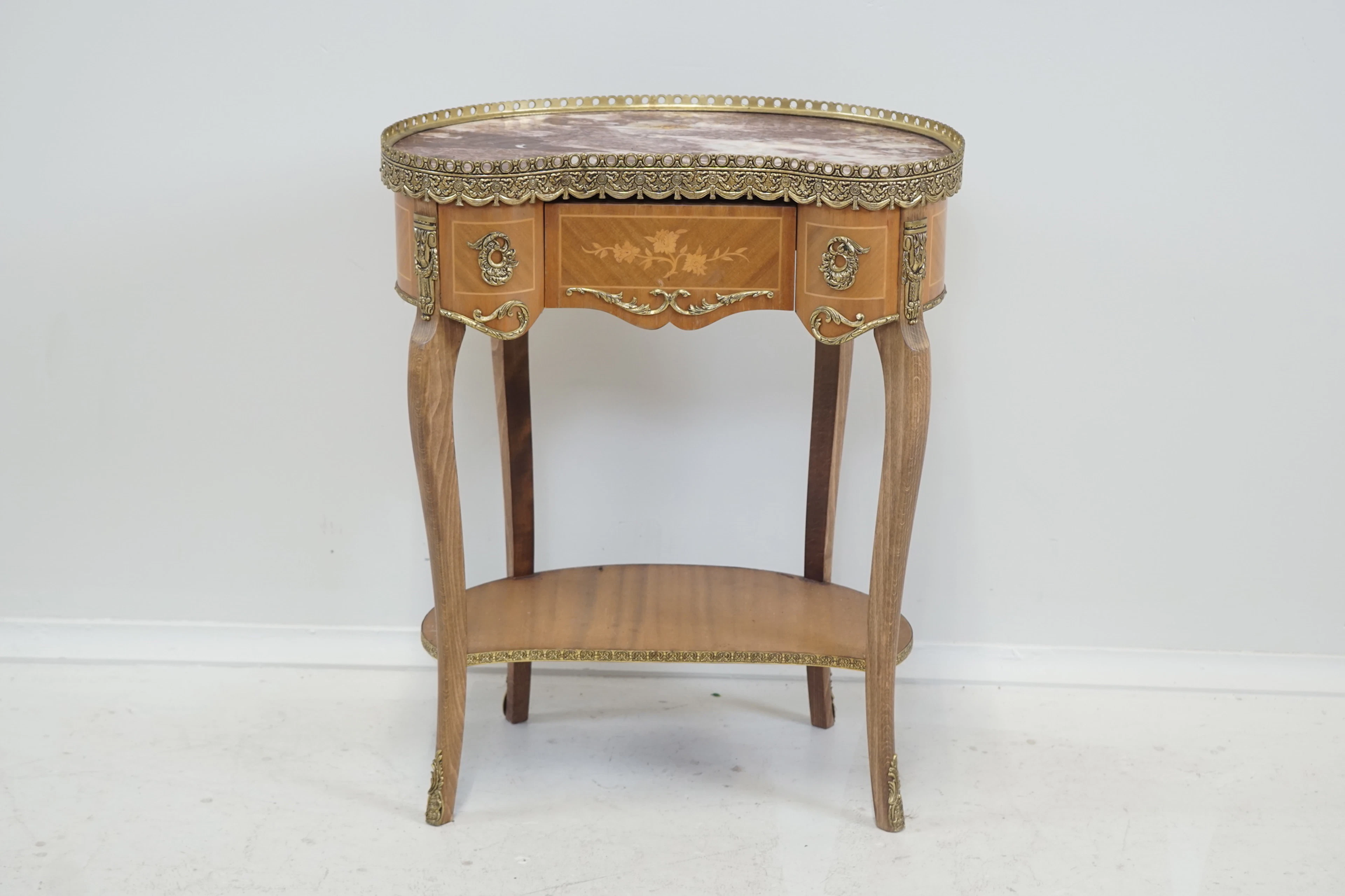 Mesa auxiliar con cajón, en forma de riñón, madera/piedra/latón, la segunda mitad del siglo XX.