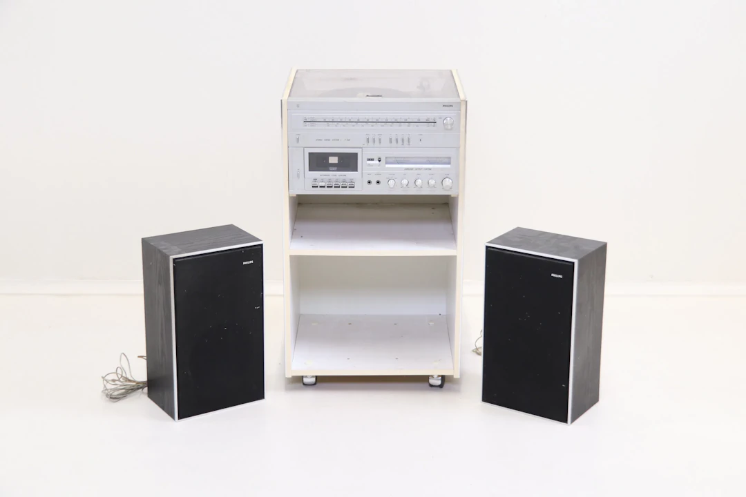 Sistema estéreo, F1320/90, y un par de altavoces, Philips ST1931/12R.