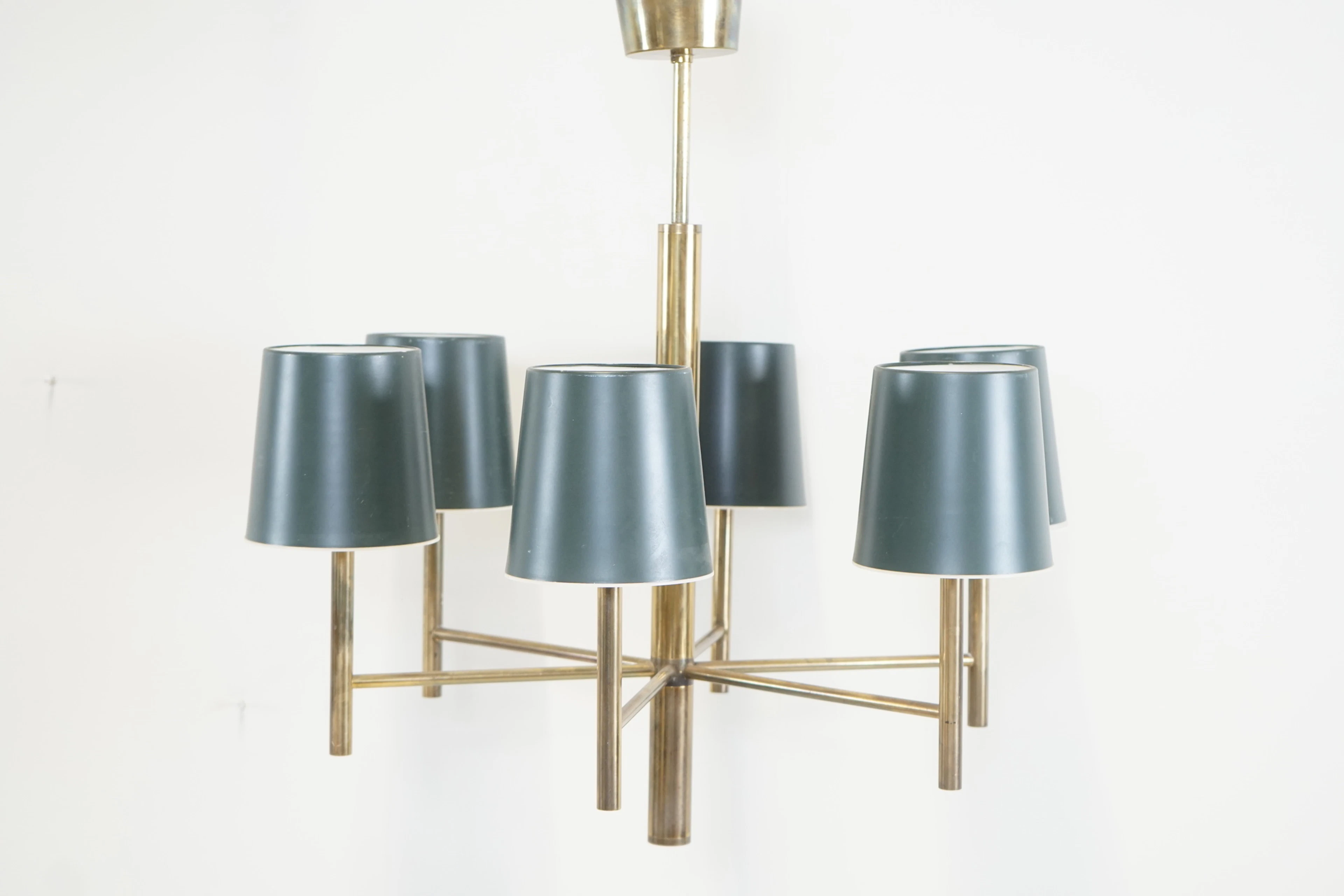 Lampada da soffitto, 6 punti luce, ottone, paralumi in lamiera, anni '60.