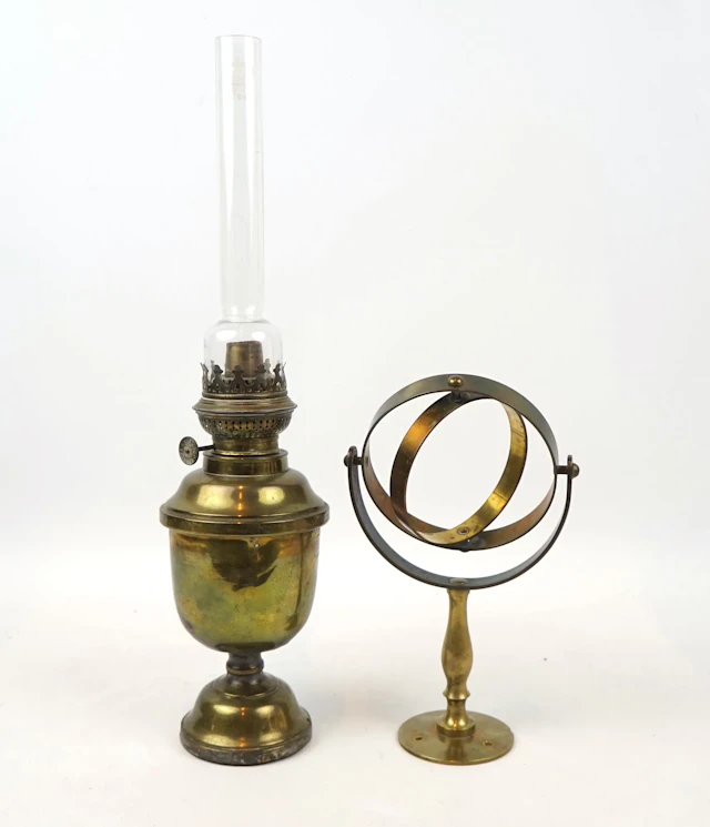 Ship's kerosene lamp with wall hanging, brass/glass.