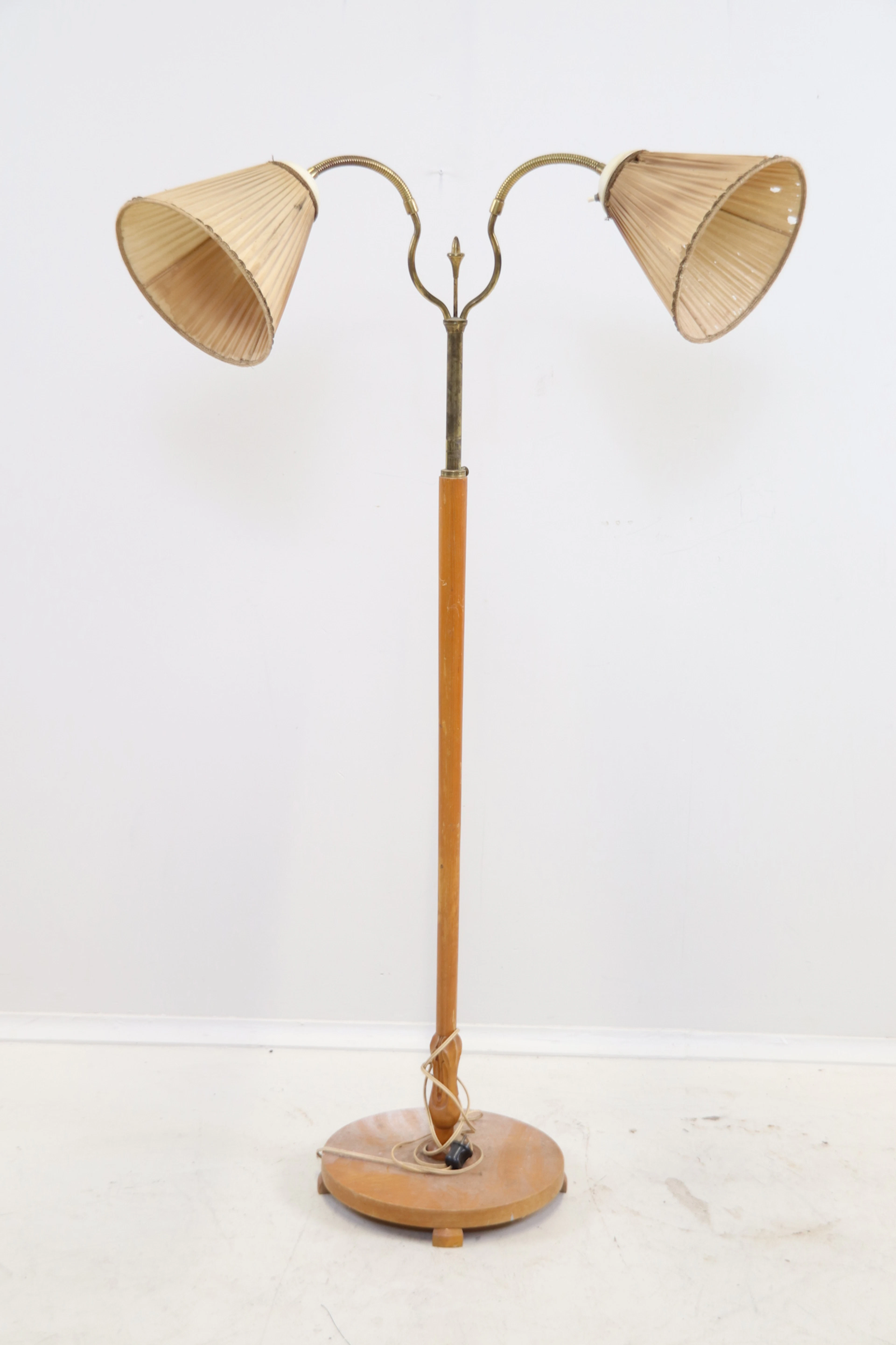 Lámpara de pie, madera/latón, 2 puntos de luz, pantallas ajustables, años 40.