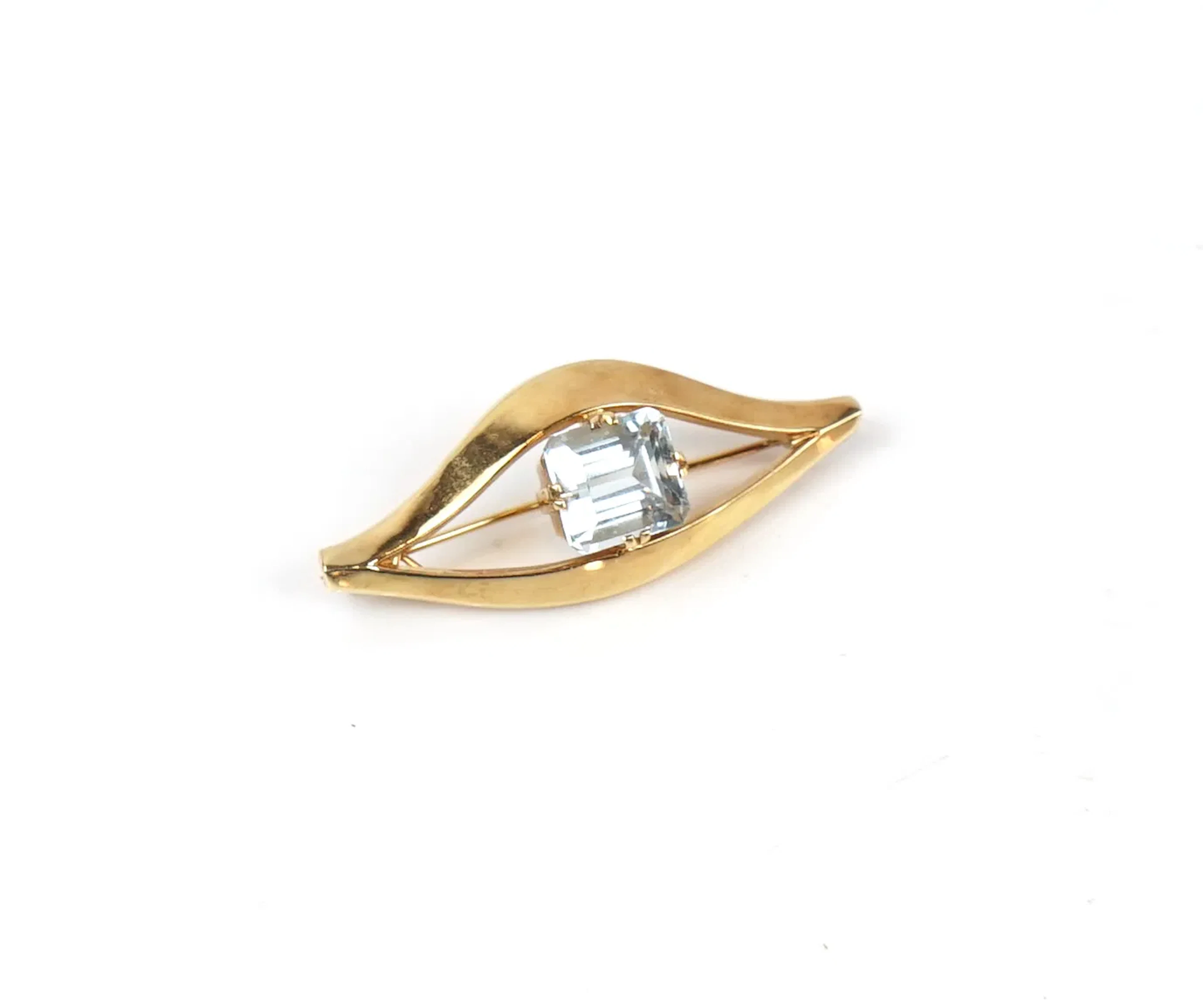 Broche con cristal de roca, oro de 18 quilates