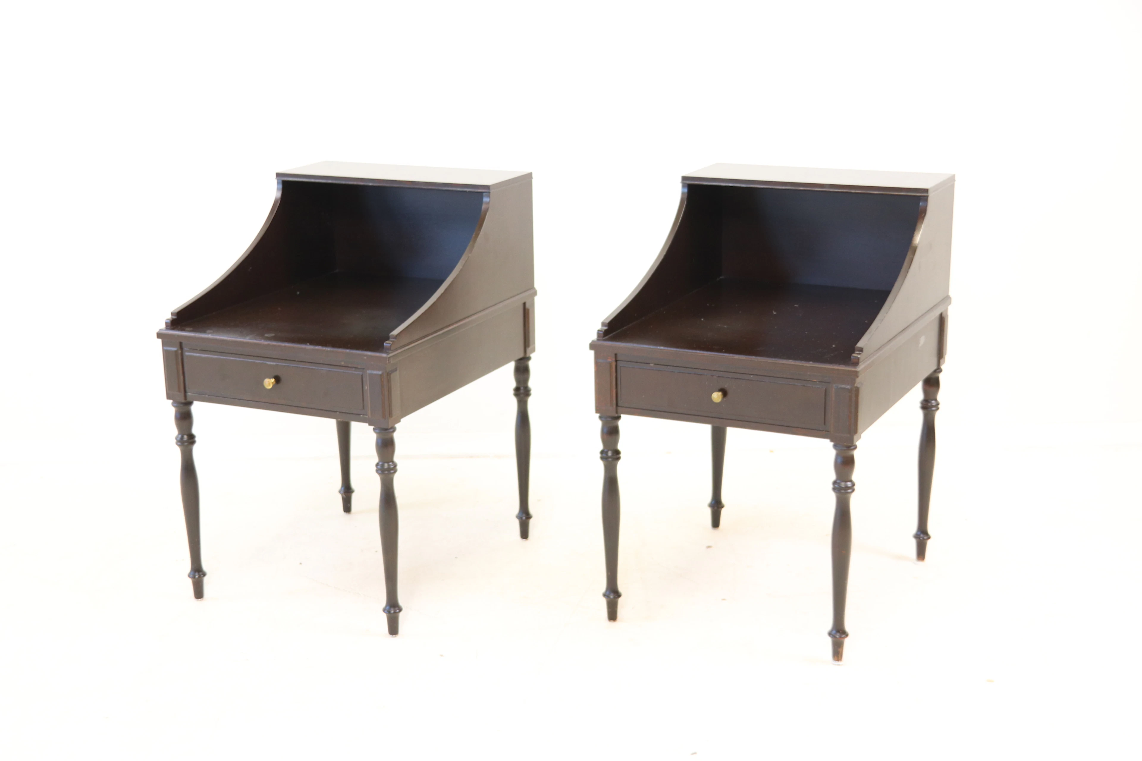 Comodini, un paio, in legno.