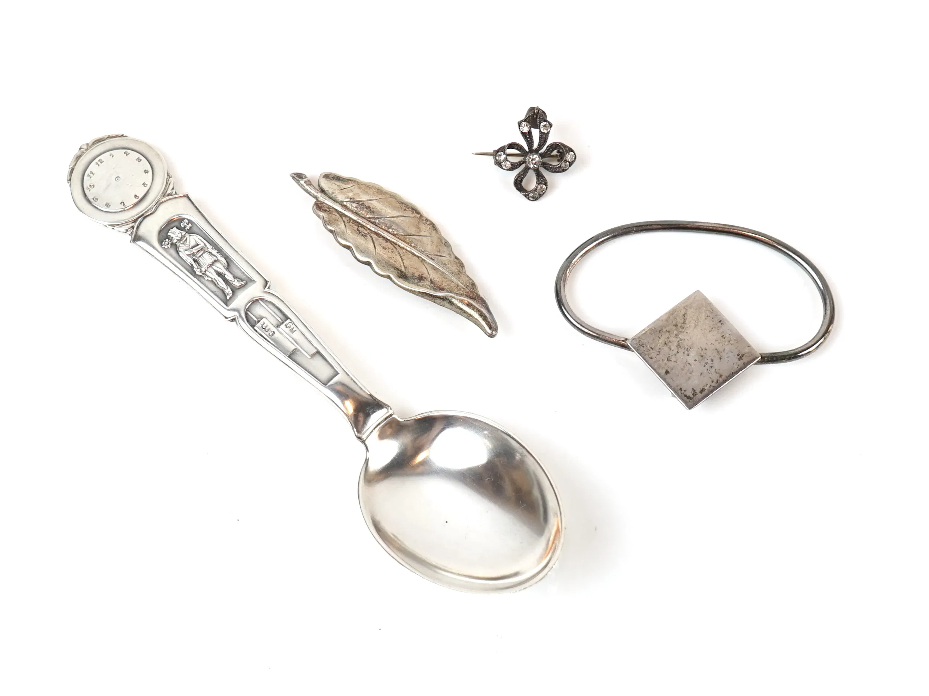 Cuchara, broches, etc., 4 piezas, plata.