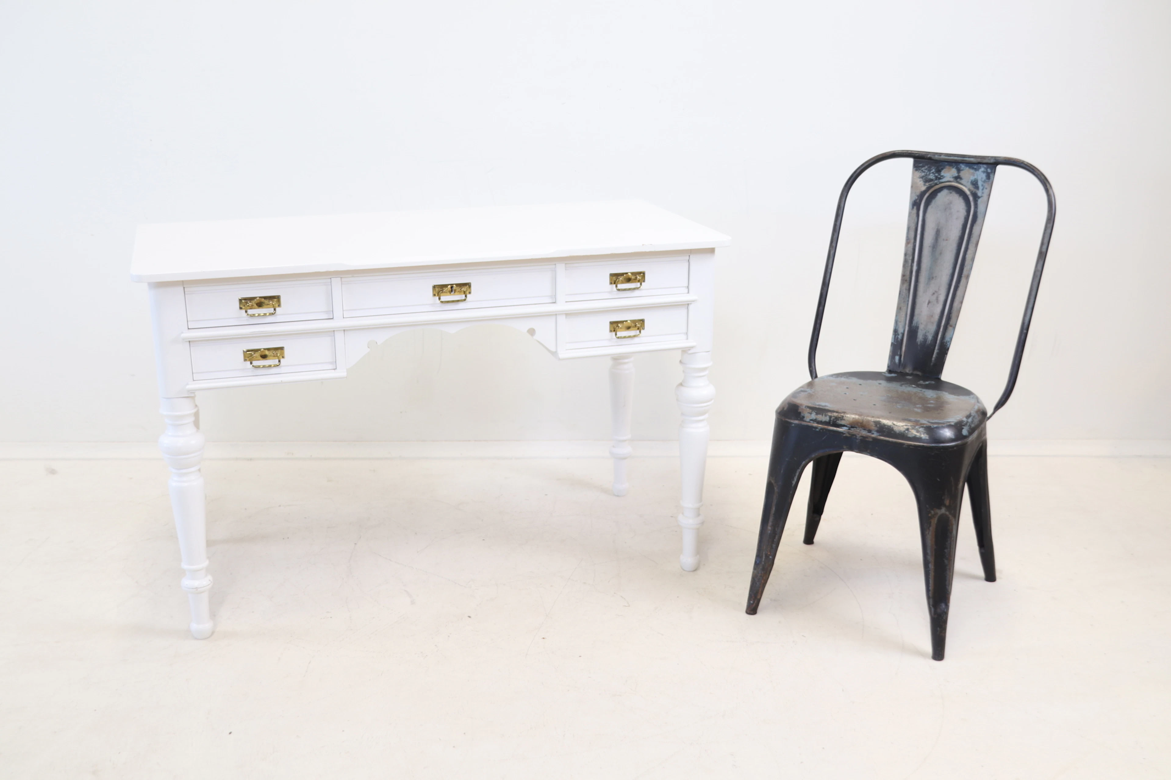 Escritorio, 5 cajones, de madera, y silla, de metal.