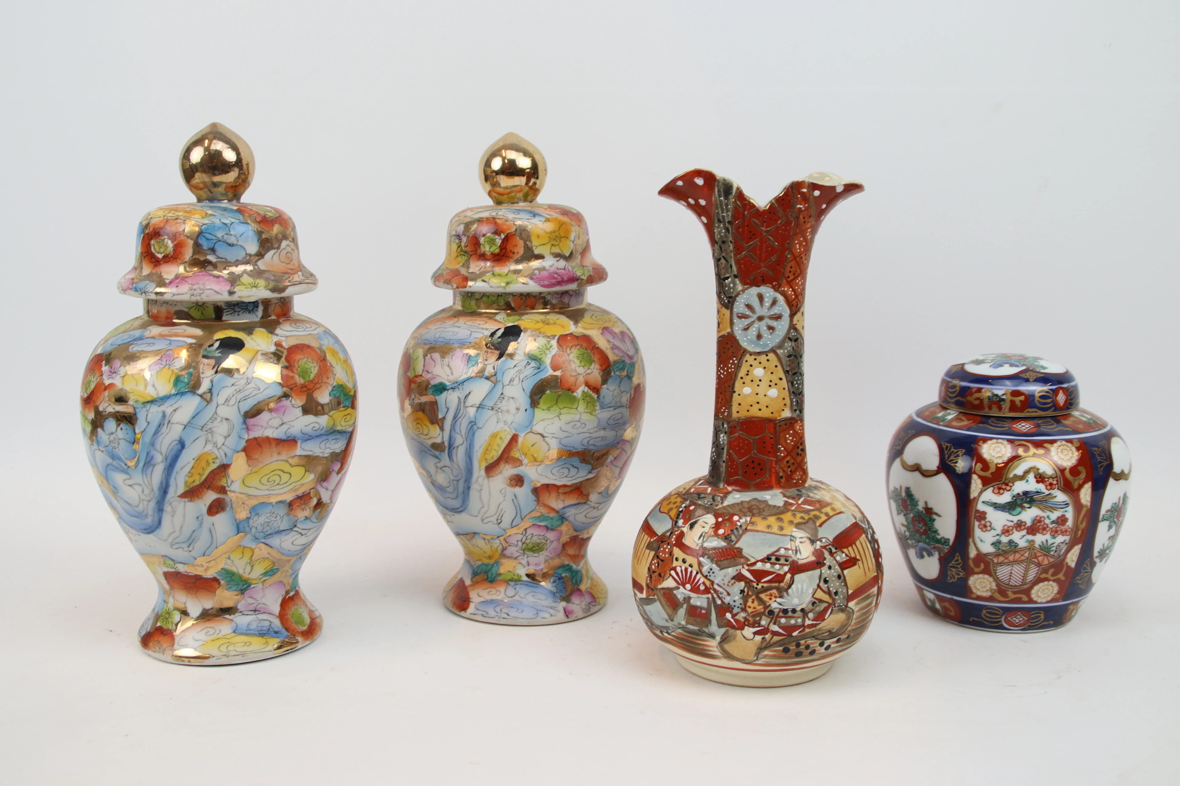 Lockstoffurnen und Vase, 4 Stück, Porzellan, Asien.