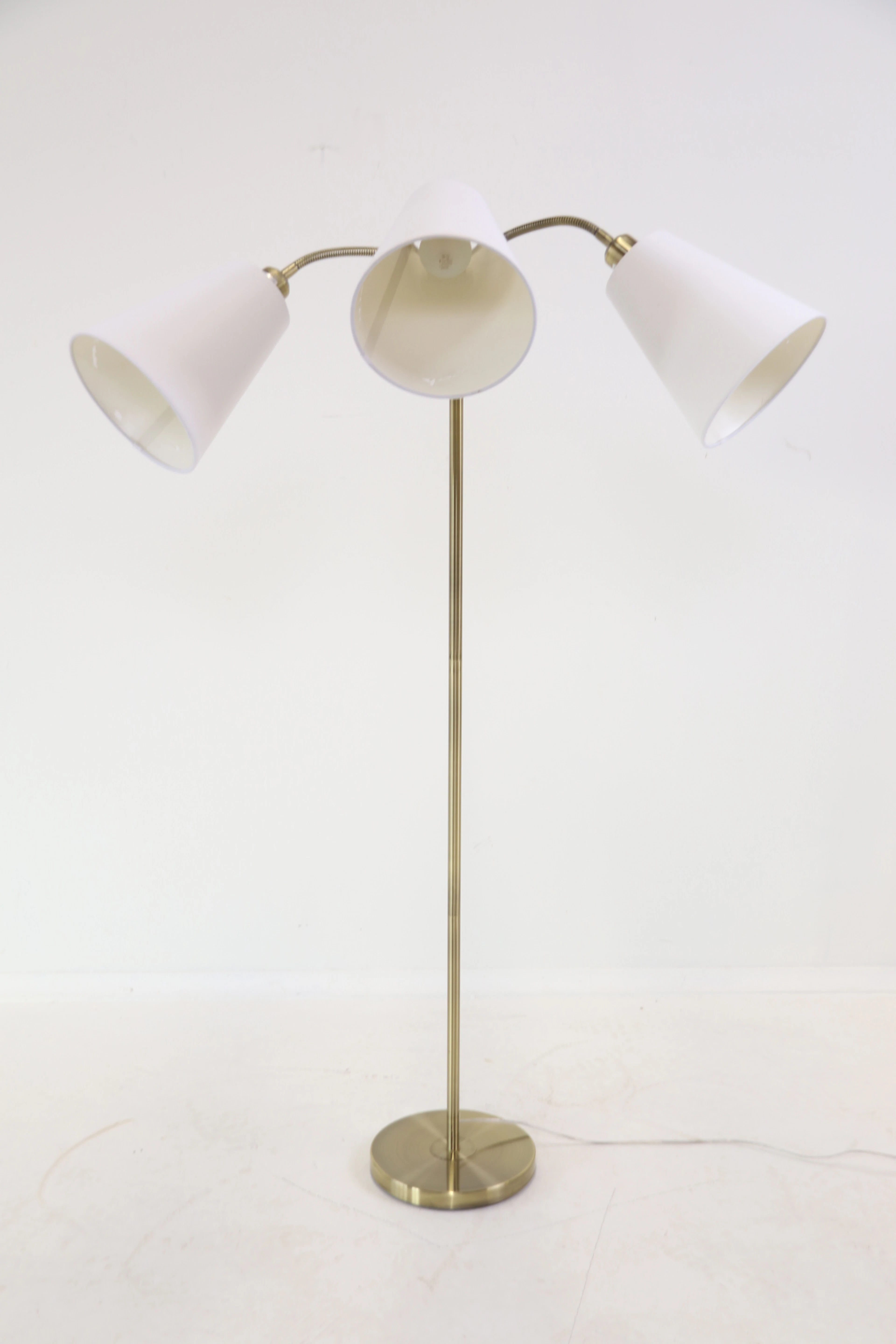 Lámpara de pie, 3 puntos de luz, pantallas ajustables, metal amarillo.