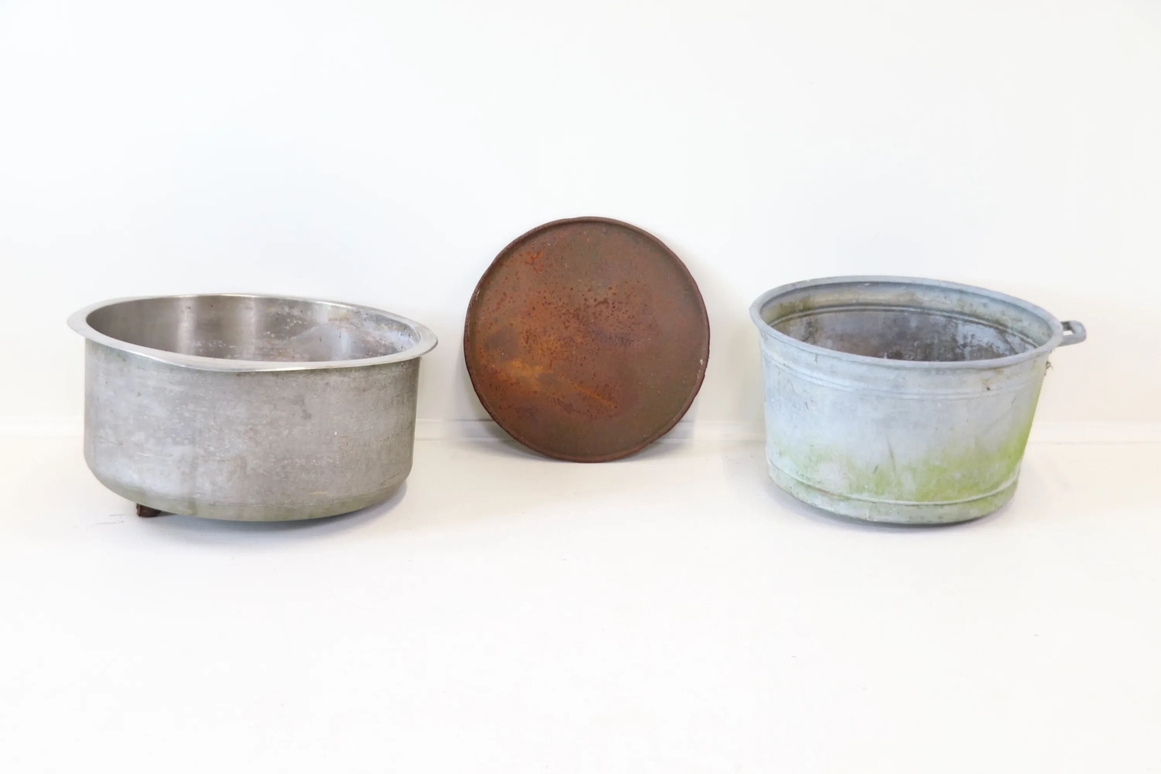 Cubos y platos, 3 piezas, de metal.