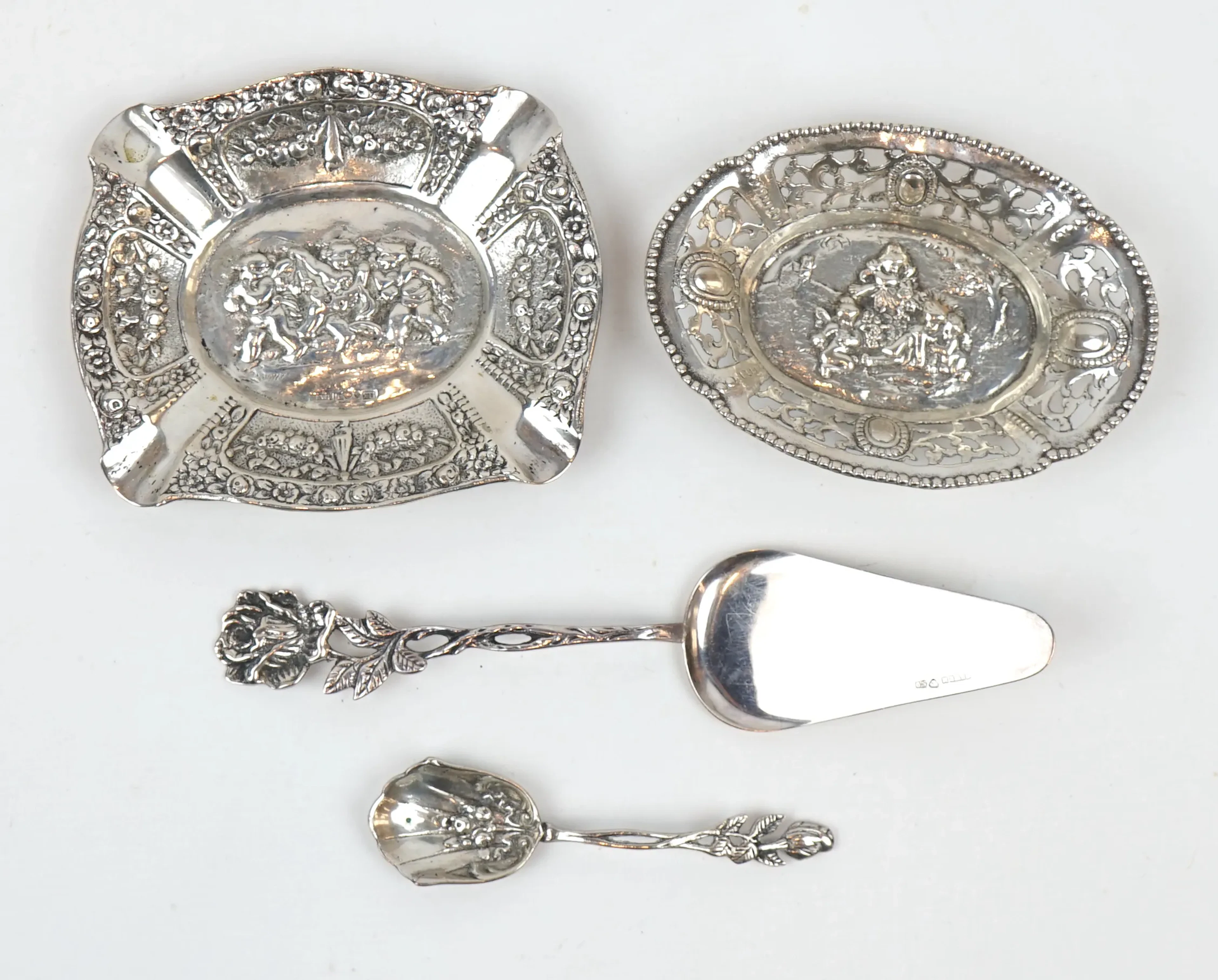 Aschenbecher, Kuchenschaufel usw., 4 Stück, Silber.
