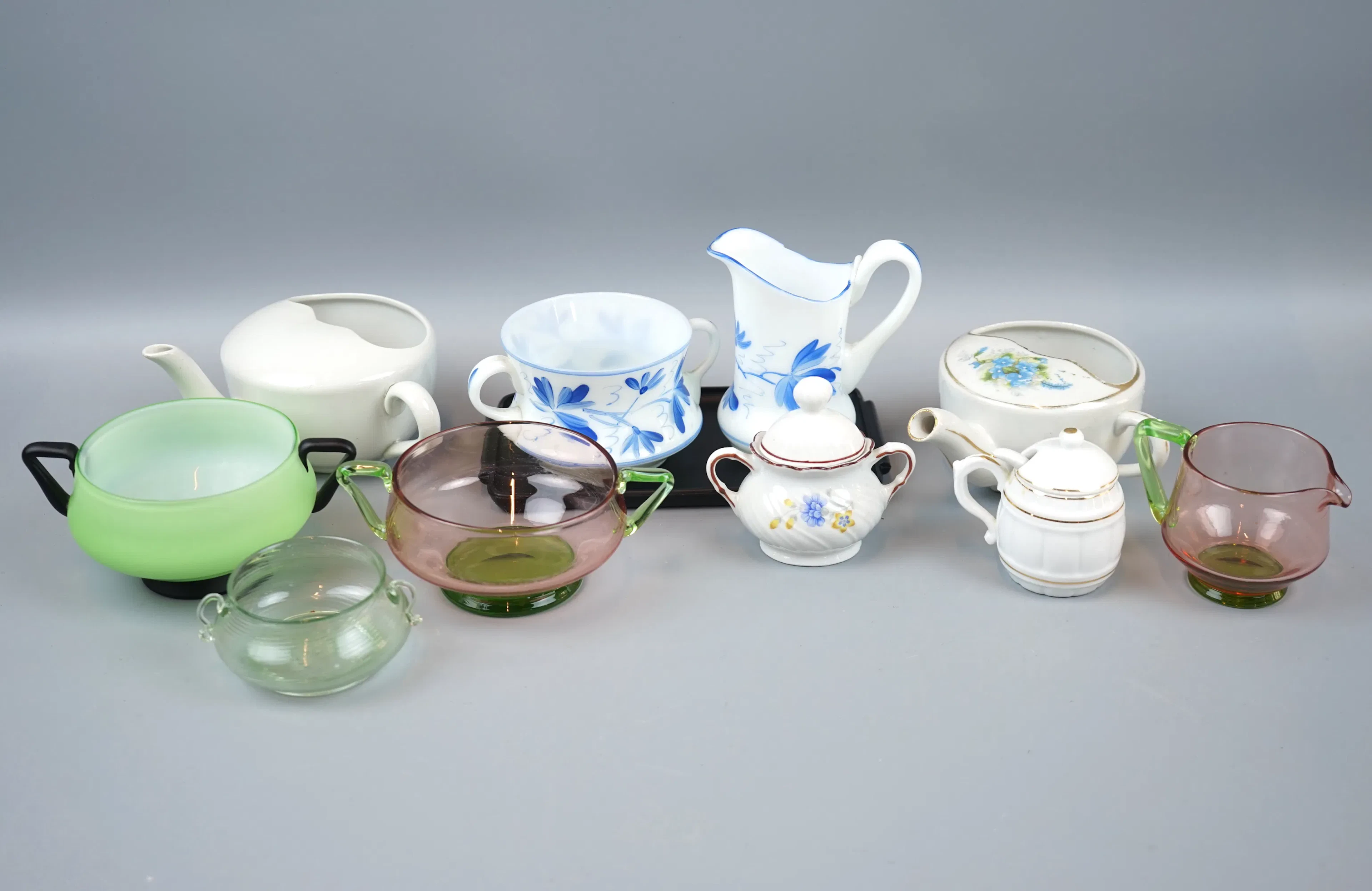 Médicament, etc., un lot, en verre ou en porcelaine.