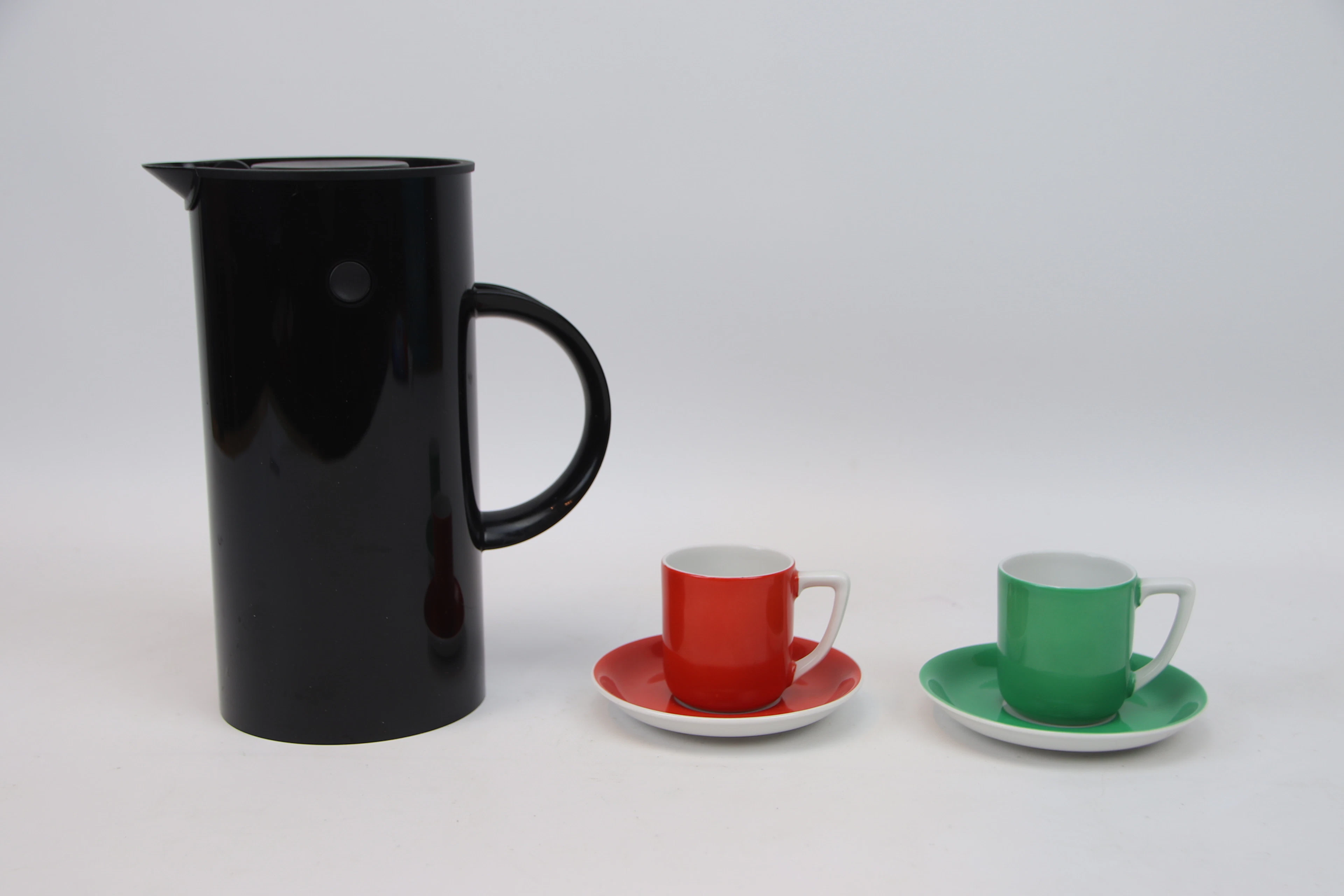 Prensa francesa, plástico, Stelton, y 2 tazas con platillos, porcelana, Baviera.
