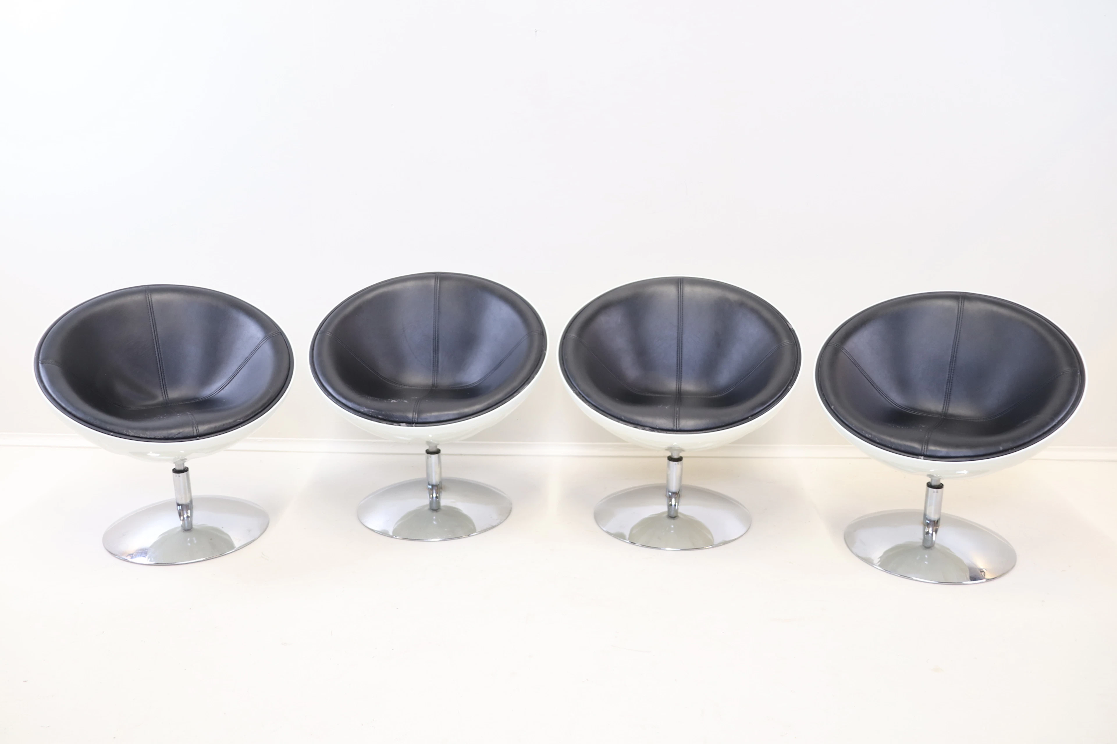 Drehbare Sessel, 4 Teile, Kunststoff/Kunstleder/Metall, 2000er.