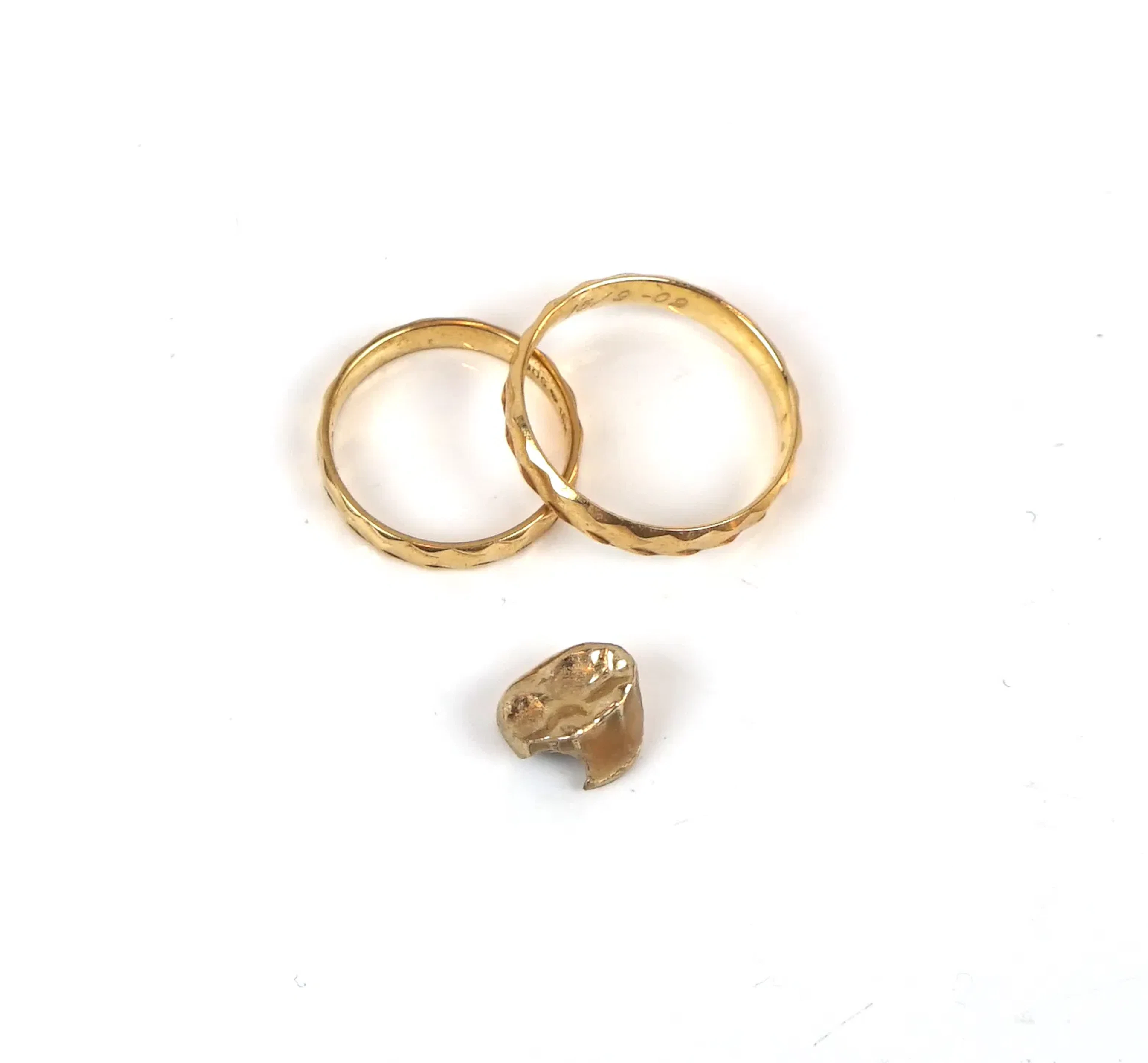 Oro come un dente e 2 anelli, tutti in oro 18K.