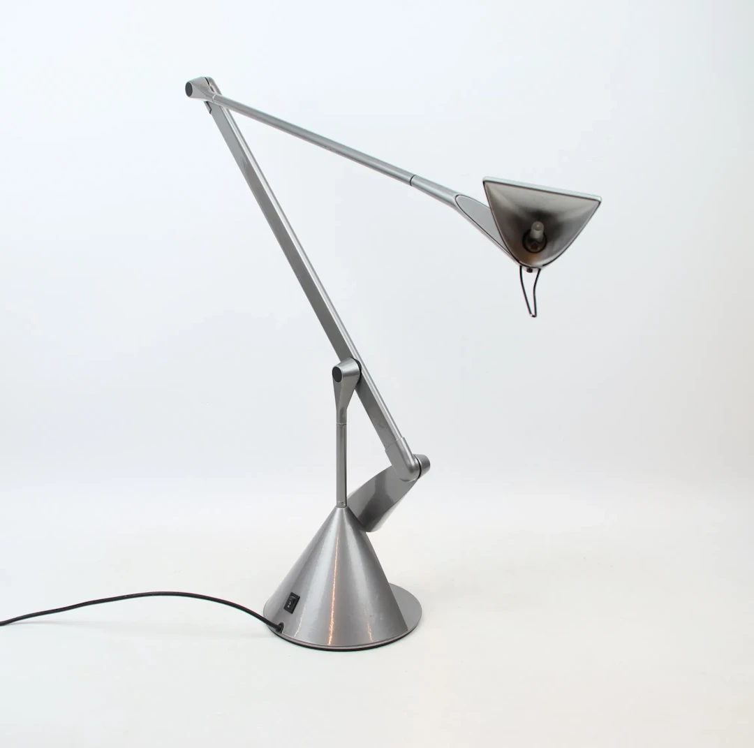 Walter Monici, una lámpara de mesa metálica, "Zelig", Lumina.