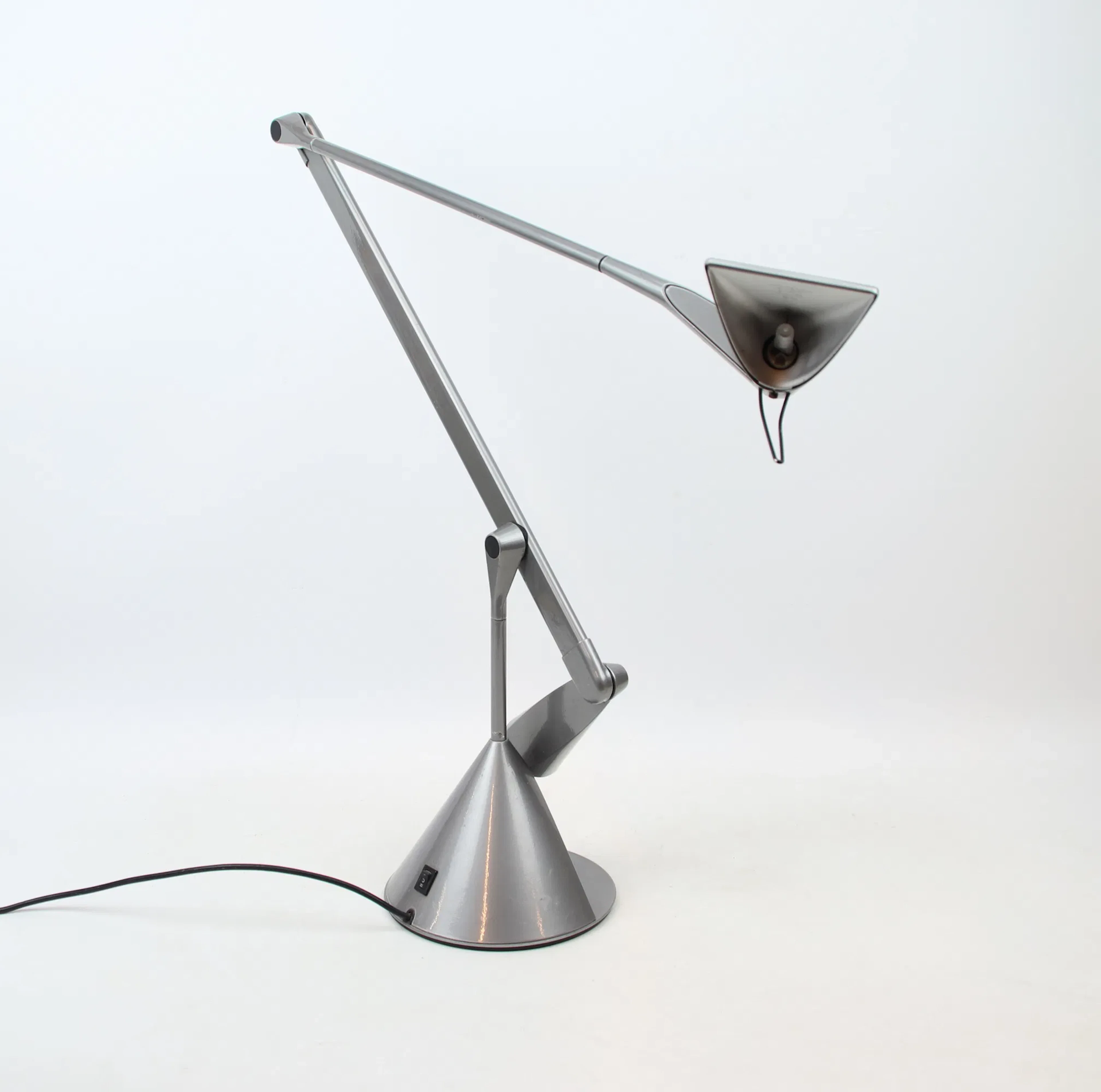 Walter Monici, una lámpara de mesa metálica, "Zelig", Lumina.