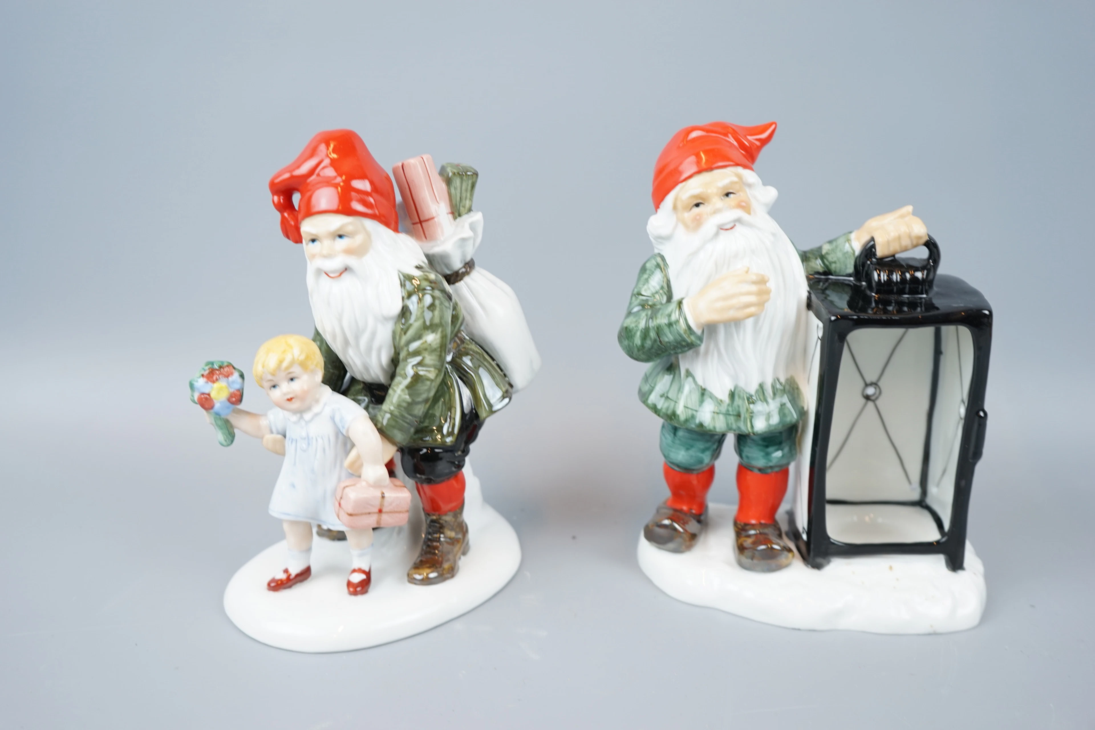 Figuras de Papá Noel, 2 piezas, porcelana, según Jenny Nyström, Museo del Condado de Kalmar.