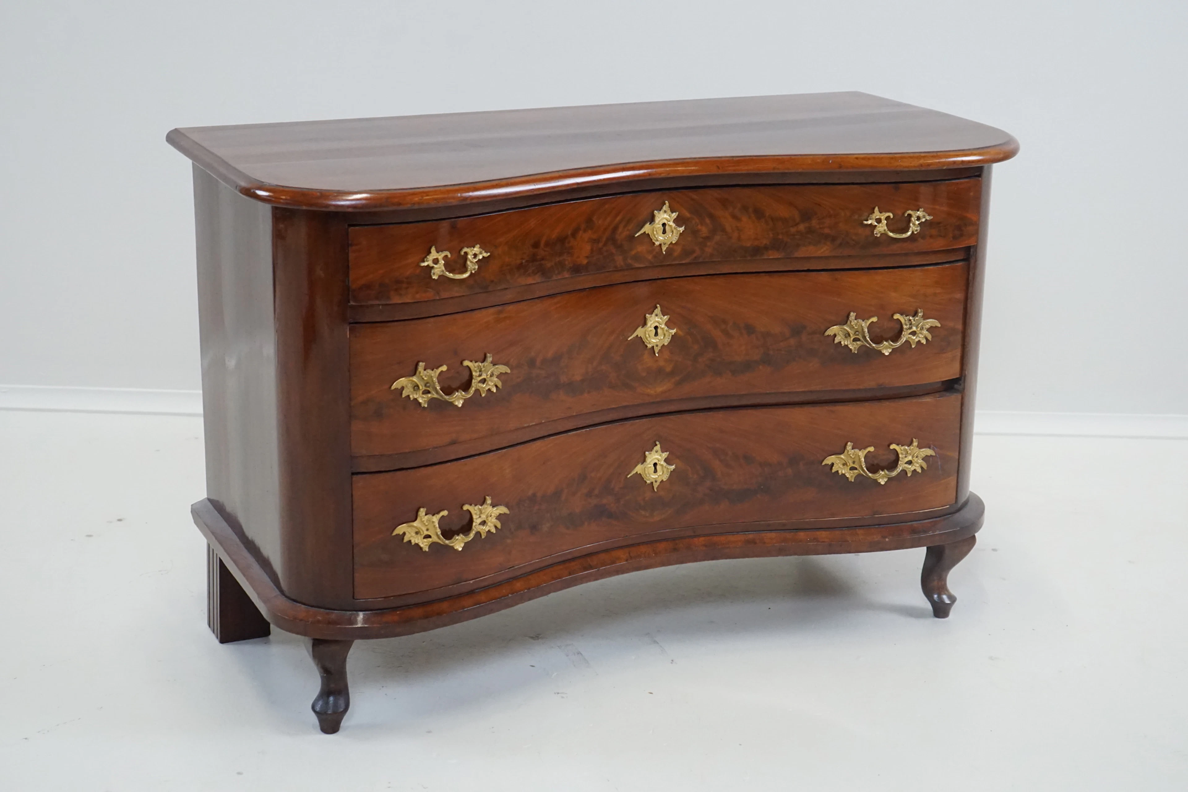 Cassettiera, 3 cassetti, legno, frontale curvo, stile tardo barocco, 1900.