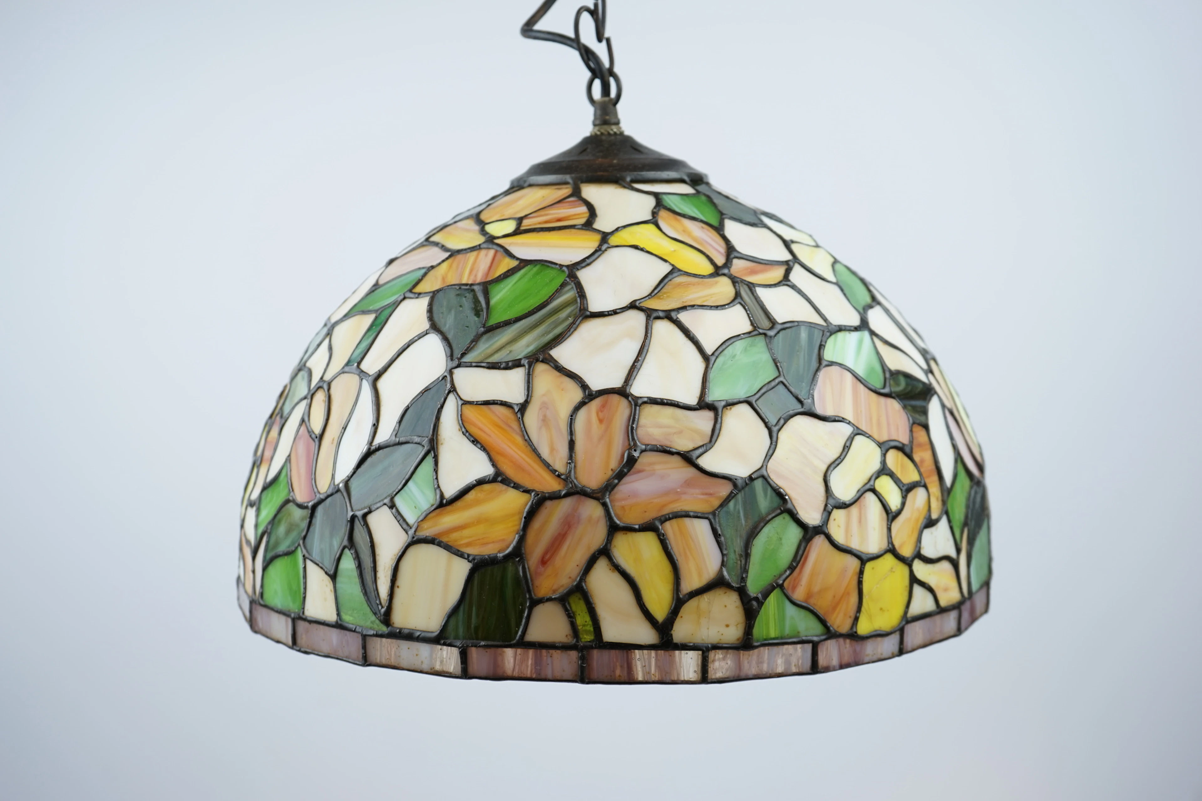 Lampada a soffitto, metallo/vetro, stile Tiffany, anni 1900.