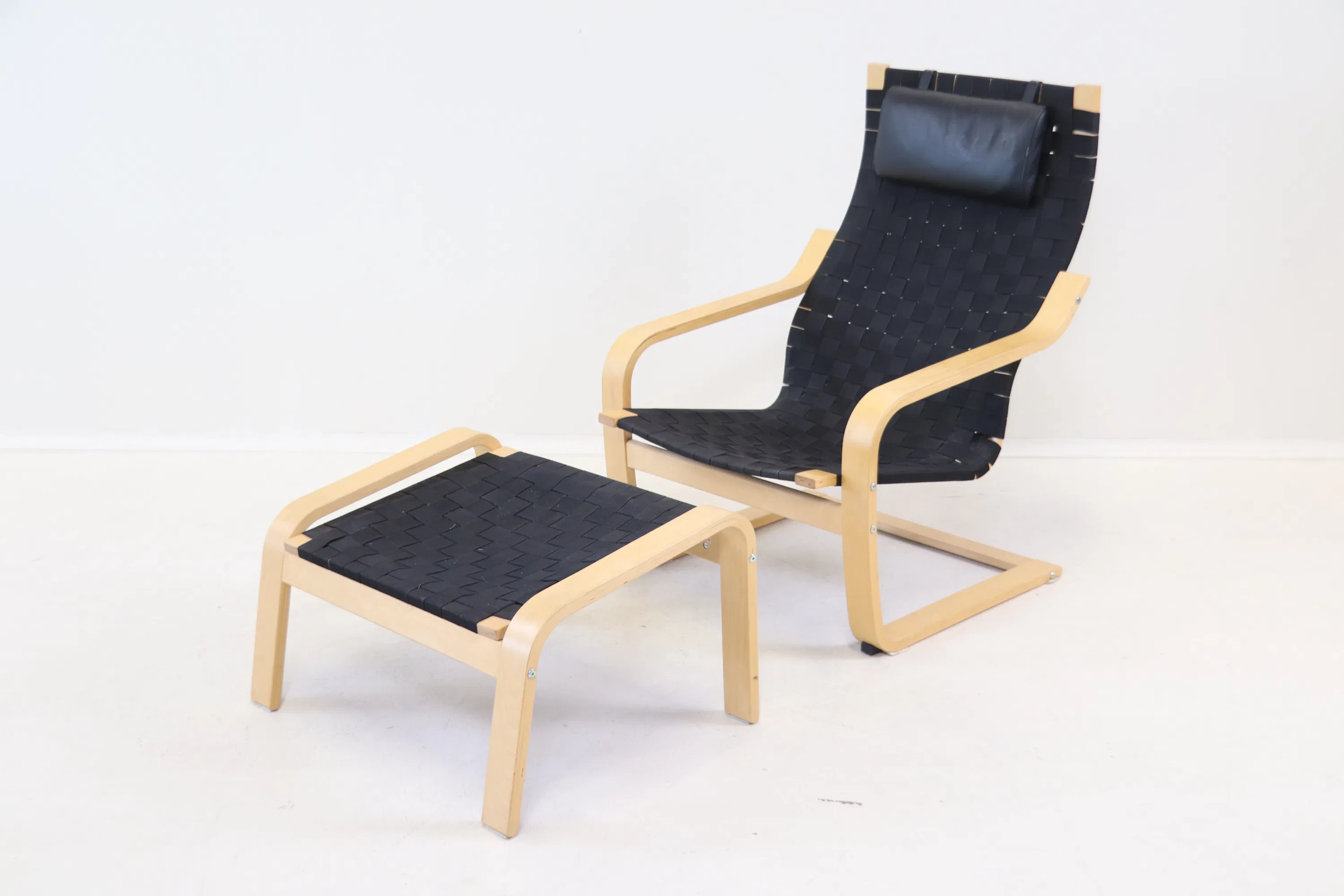 Noborn Nakamura, un sillón con reposapiés, madera/correa/cuero, "Points", IKEA, 1999.