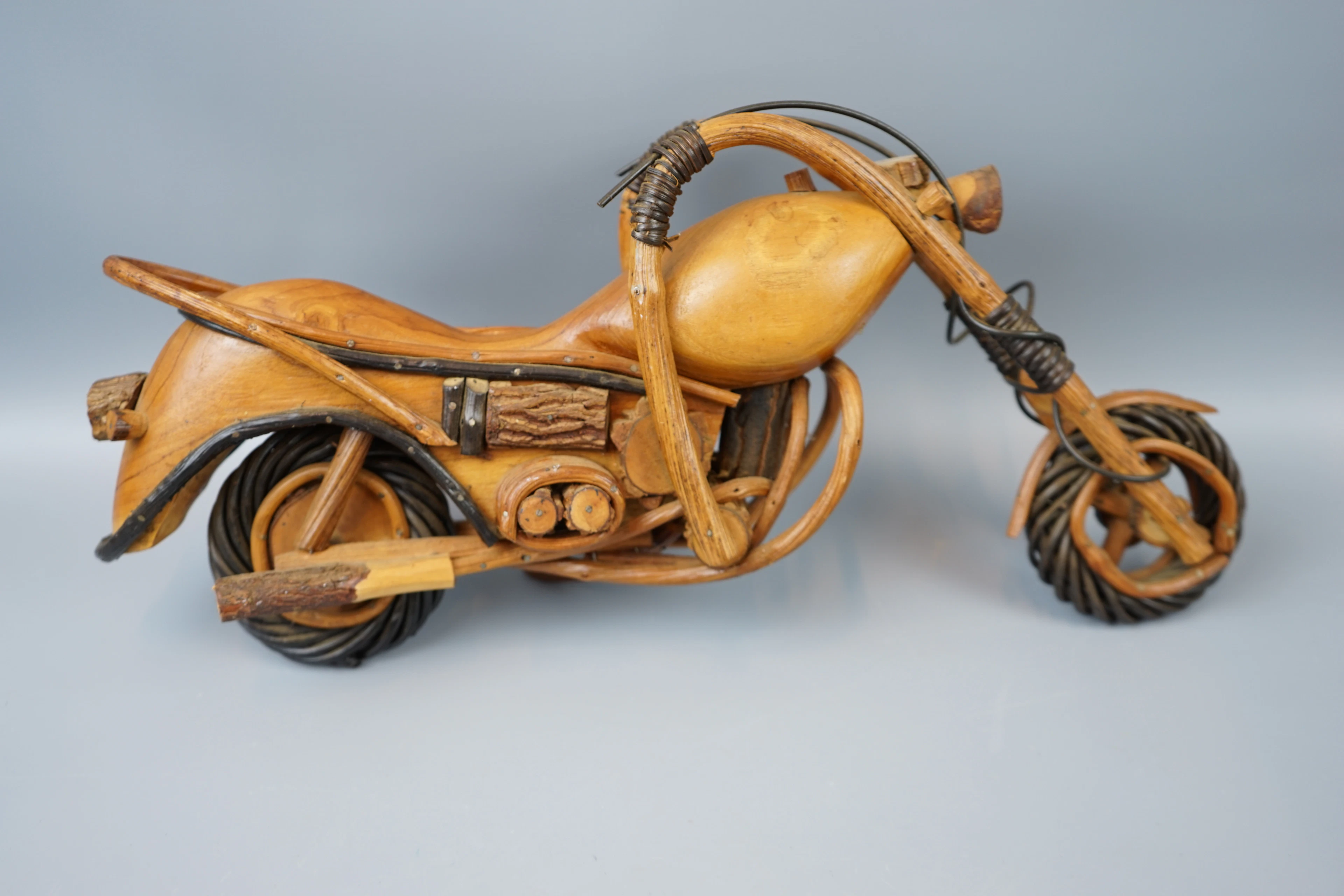 Escultura, madera/ratán.