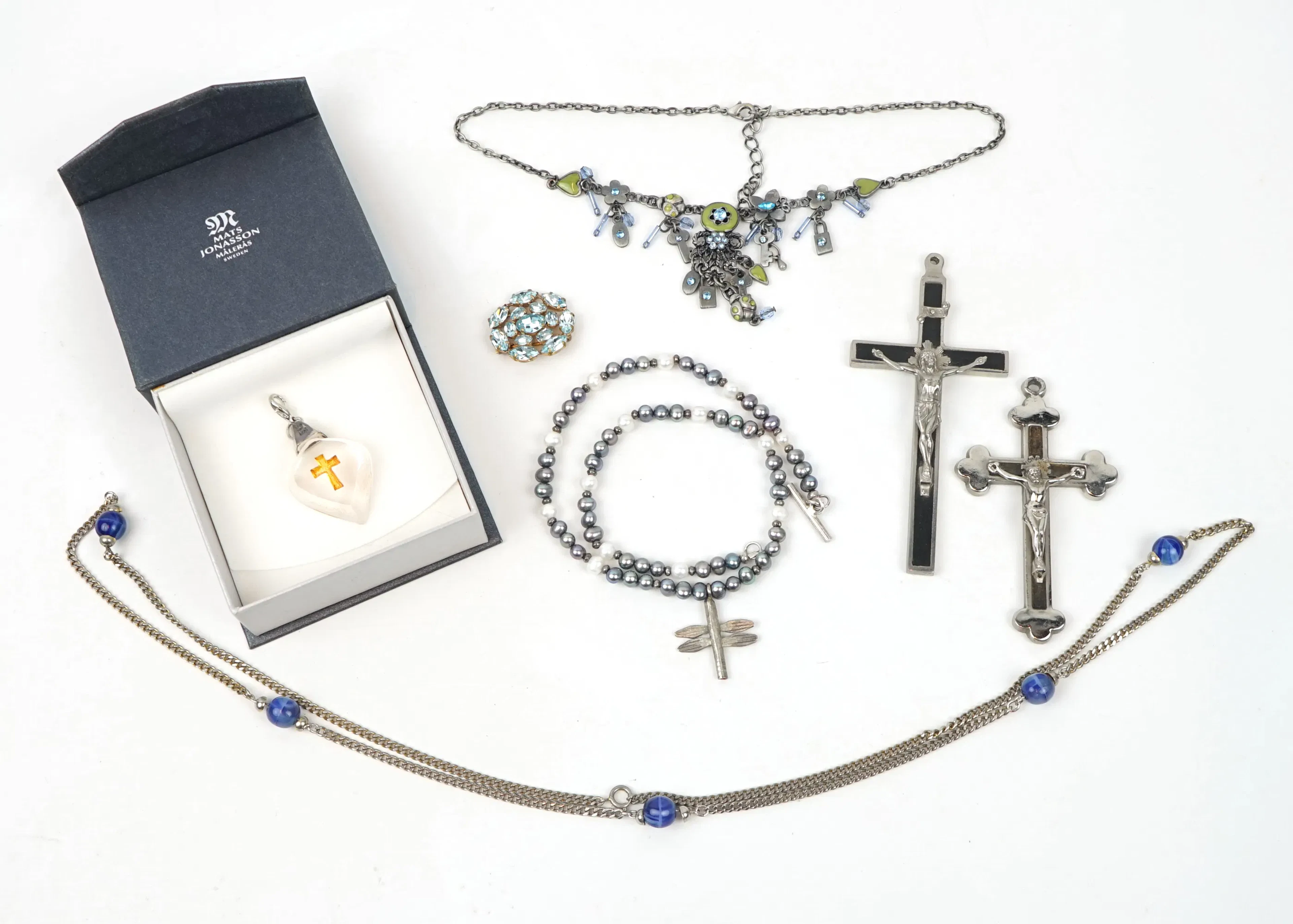 Gioielli di fantassia, 7 pezzi, incluso un ciondolo di Mats Jonasson, Målerås, argento/vetro.