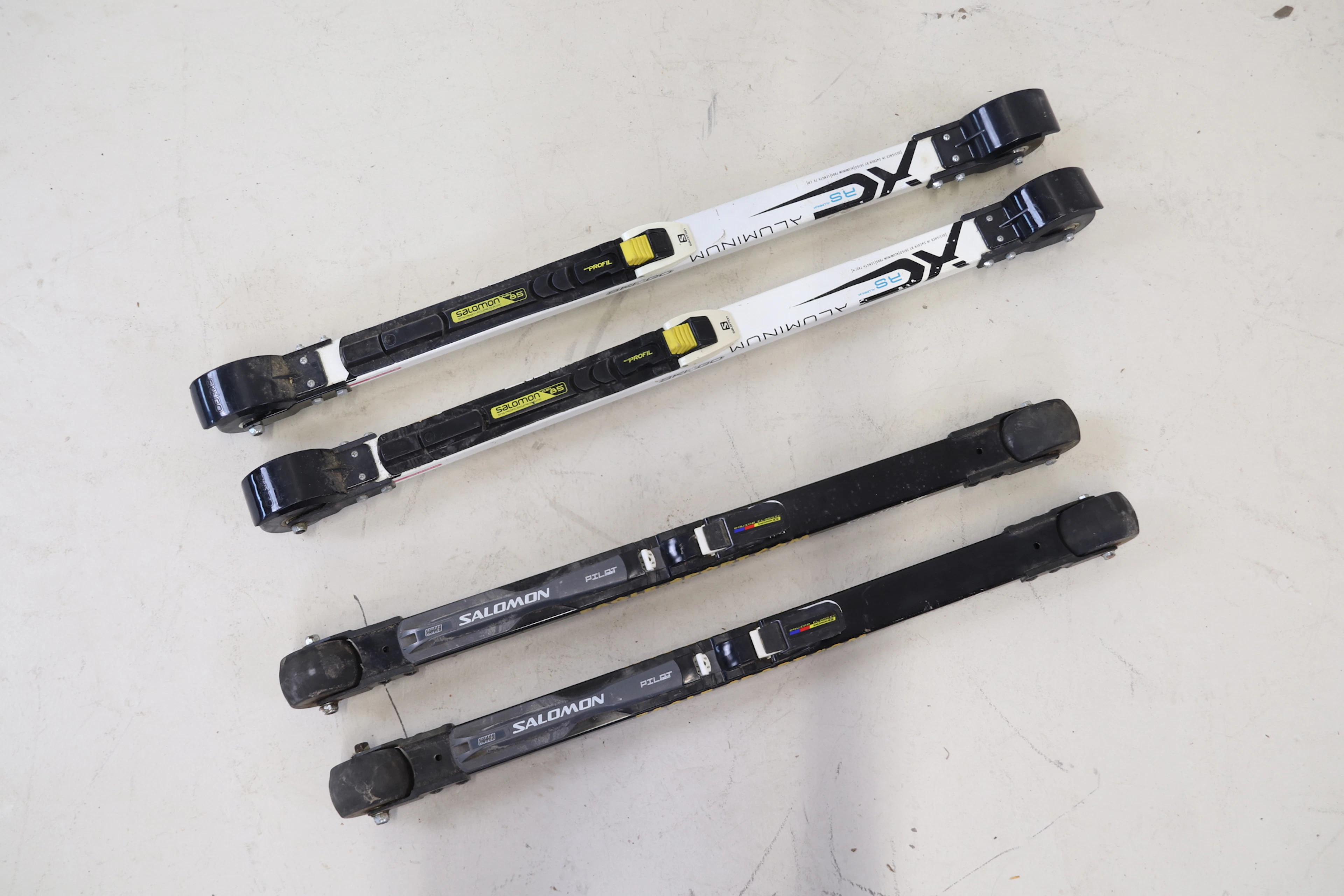 Esquís sobre ruedas, 2 pares, fijaciones Salomon, Skigo y Eagle Sport.