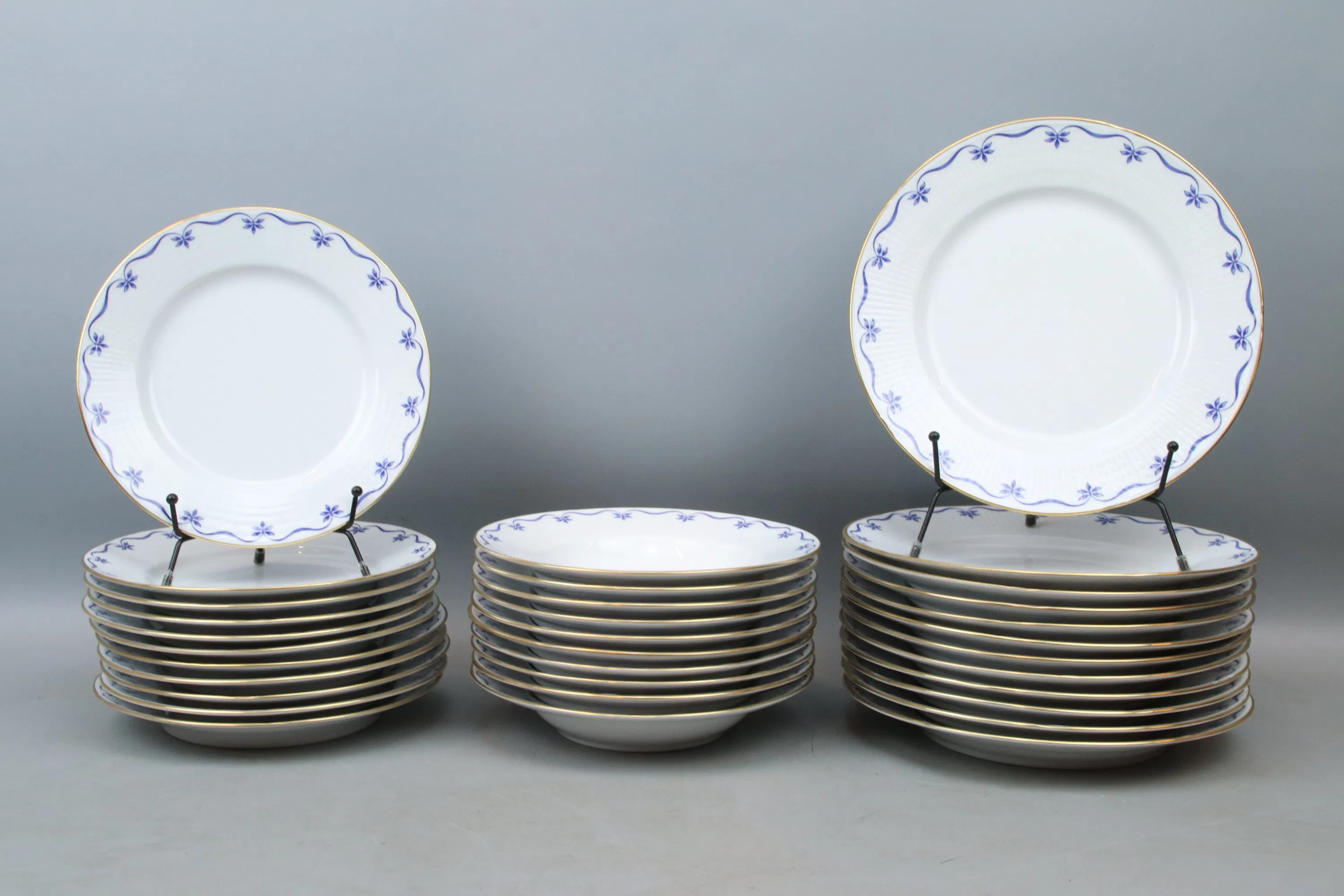 Pia Rönndahl, una vajilla de 33 piezas, porcelana, Mårbacka, Rörstrand.
