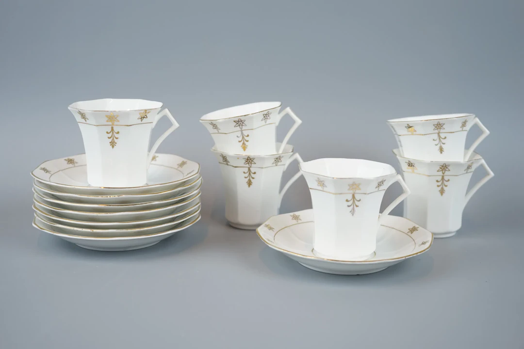 Vajilla de café, 6 piezas, porcelana, decoración dorada pintada a mano, Art Nouveau, siglos XIX/XX.