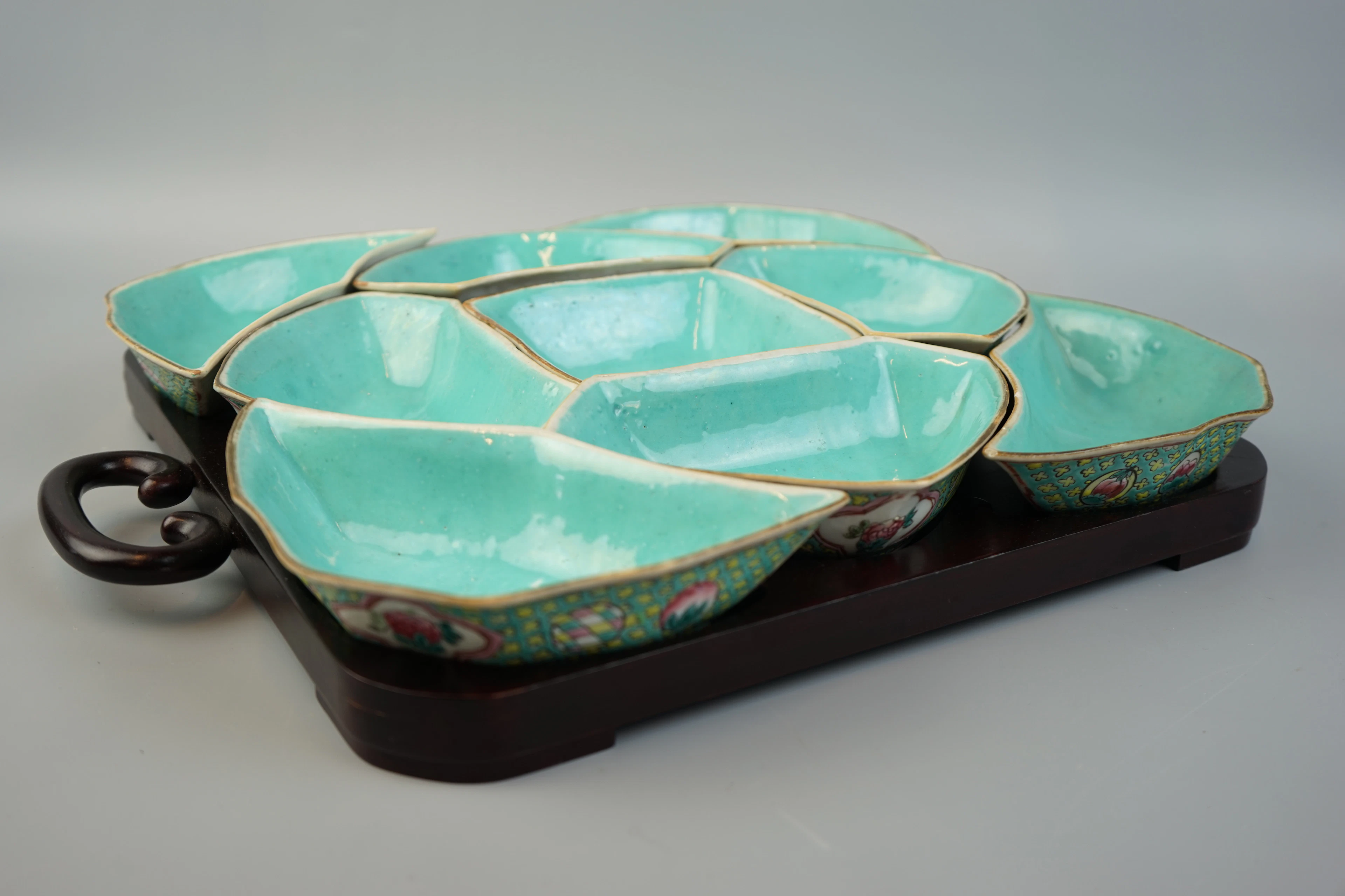 Bandeja Cabare, madera/porcelana, China, 1900.