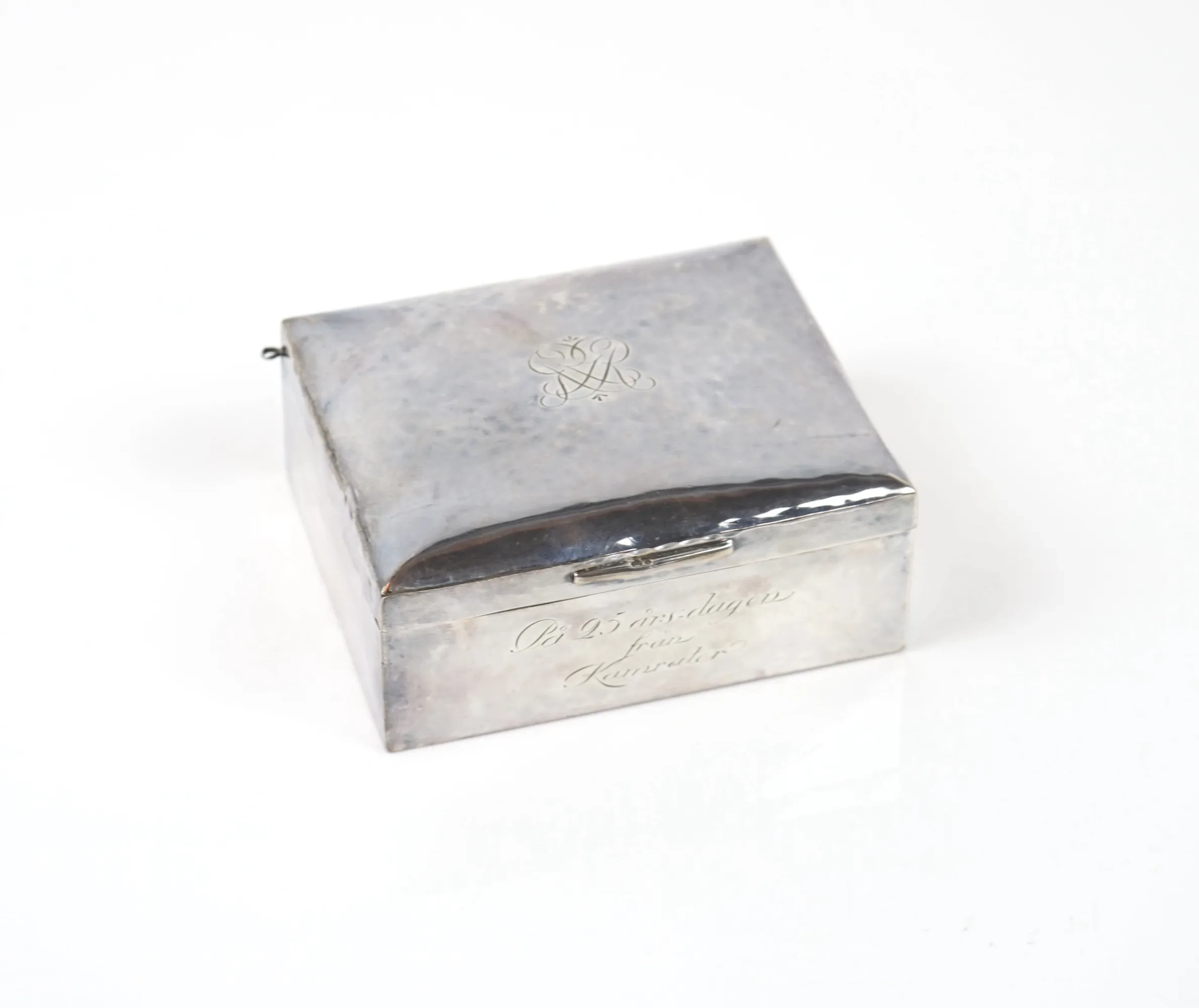 Una caja, plata/madera, 1925.