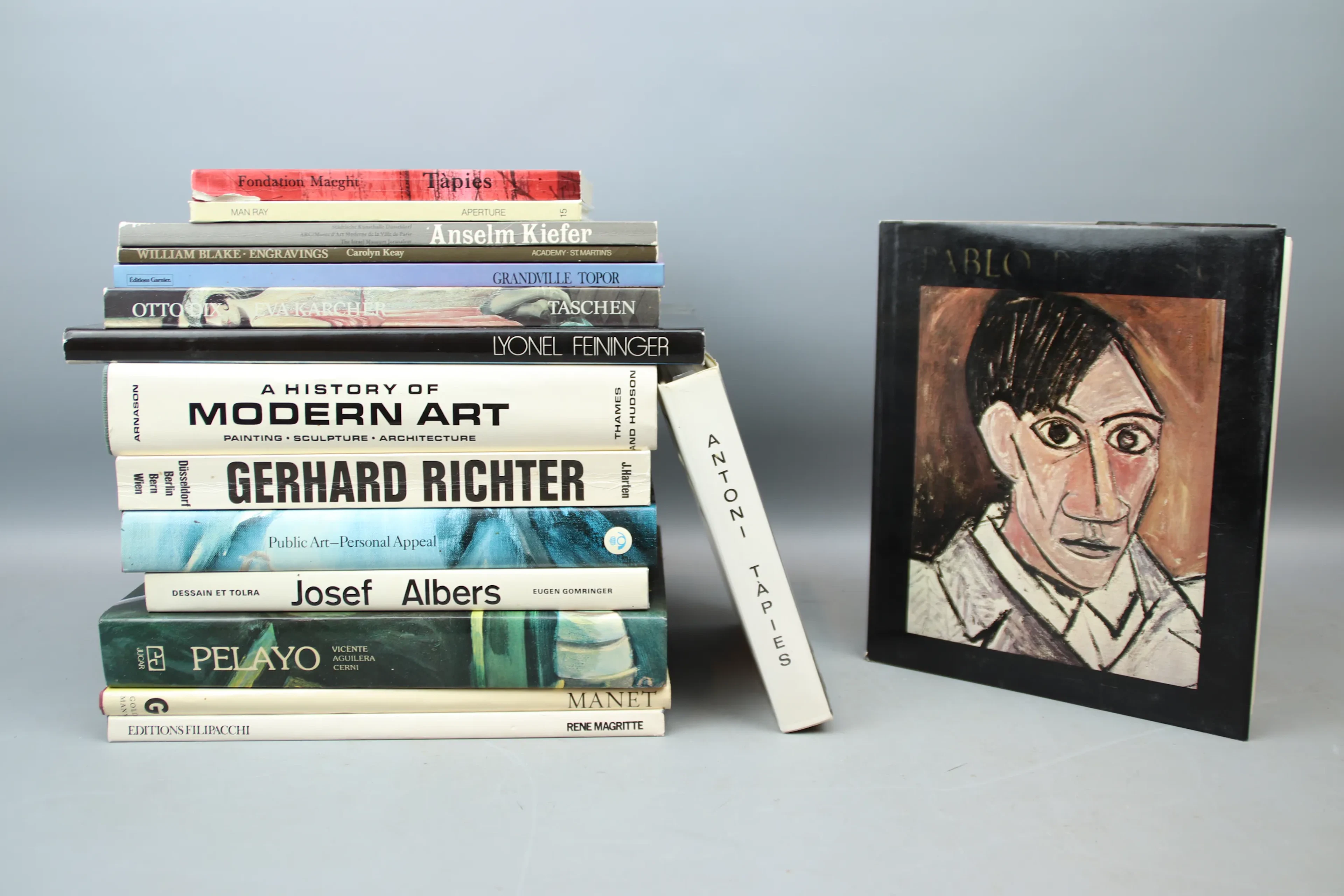 Libros de arte, artistas internacionales, muchos, incluyendo a Picasso y