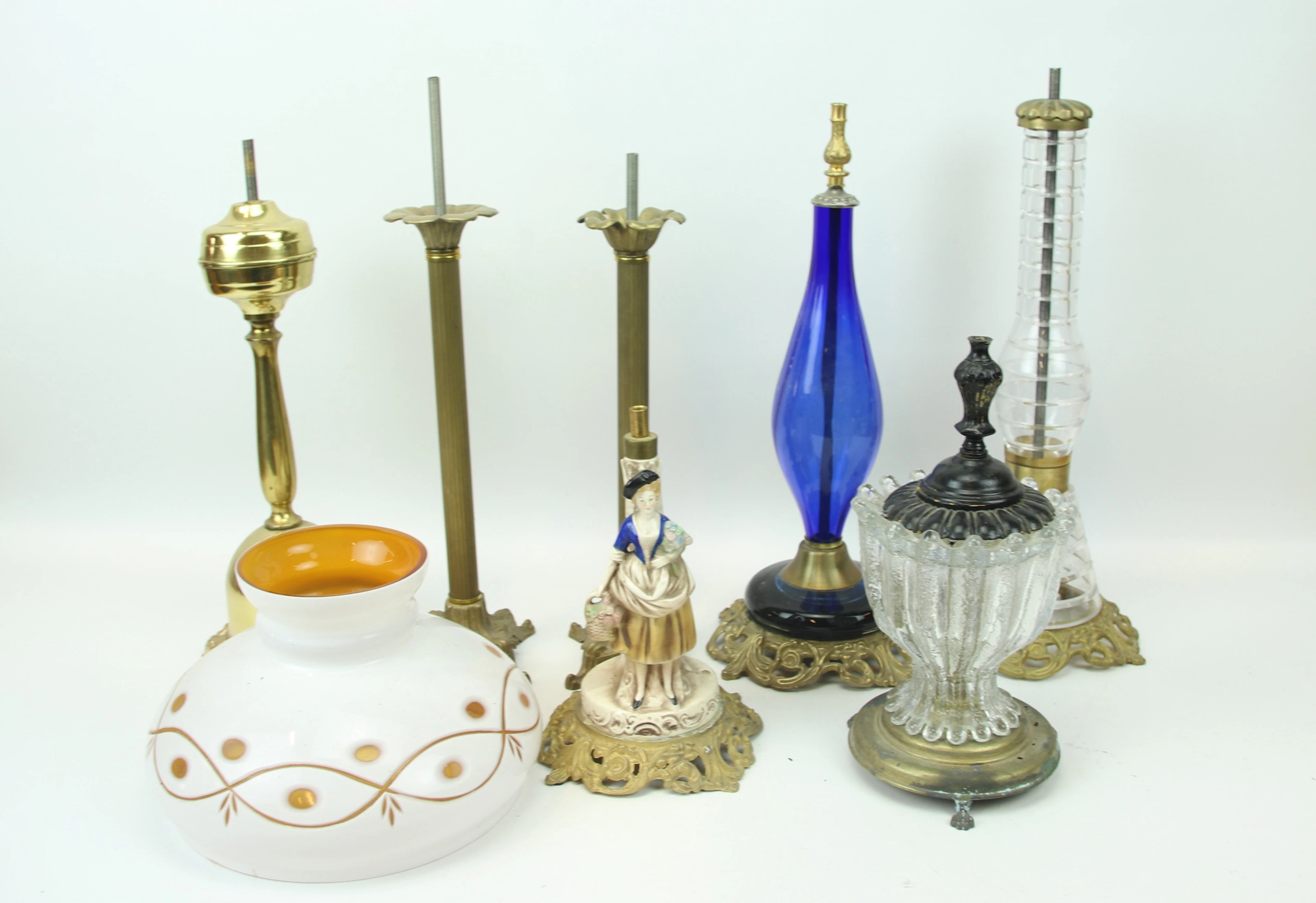 Teile für Kerosinlampen, eine Charge, Glas/Messing/Porzellan.