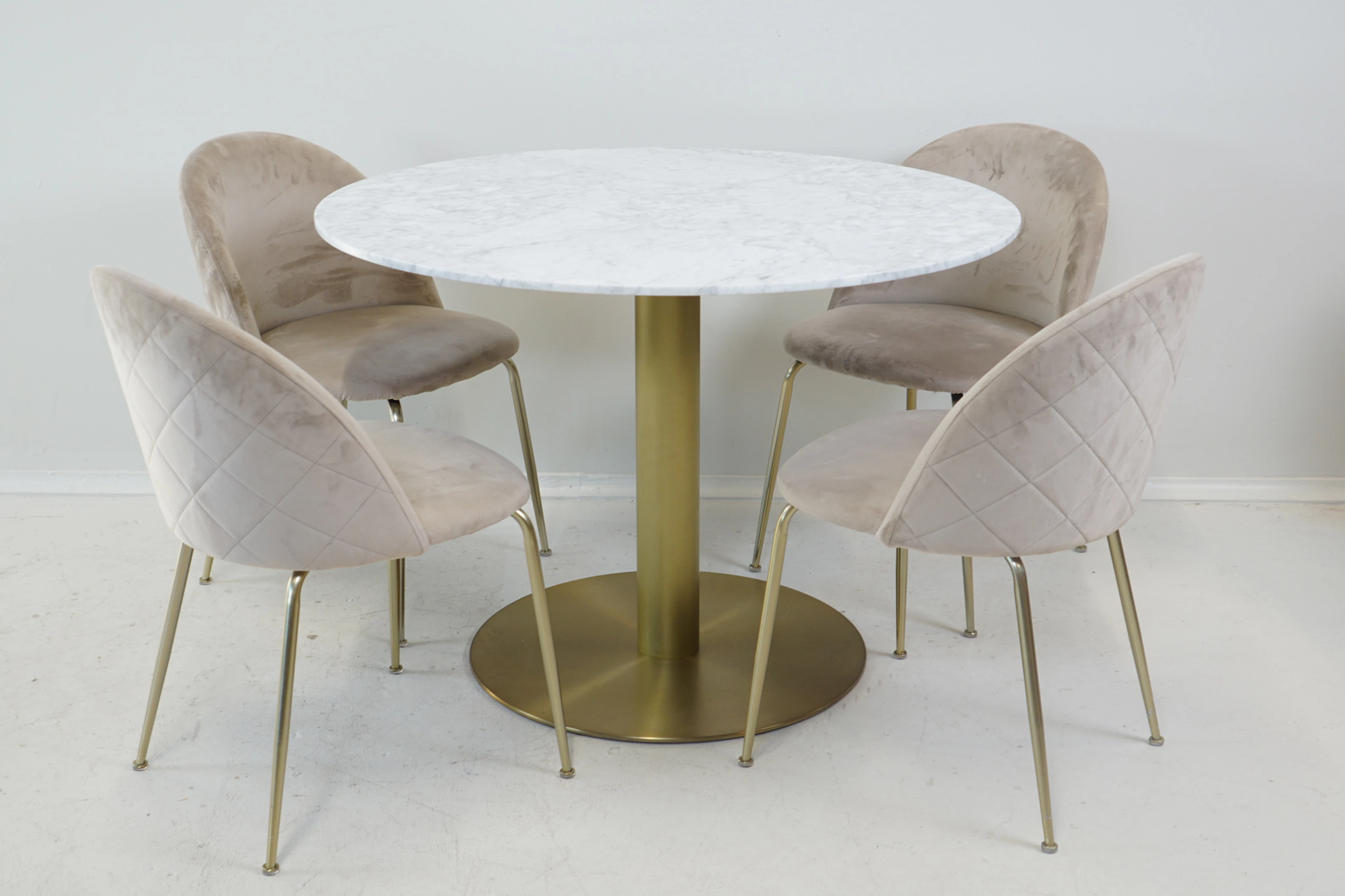 Juego de comedor, 5 piezas, encimera de piedra/metal amarillo/textil, Mio.