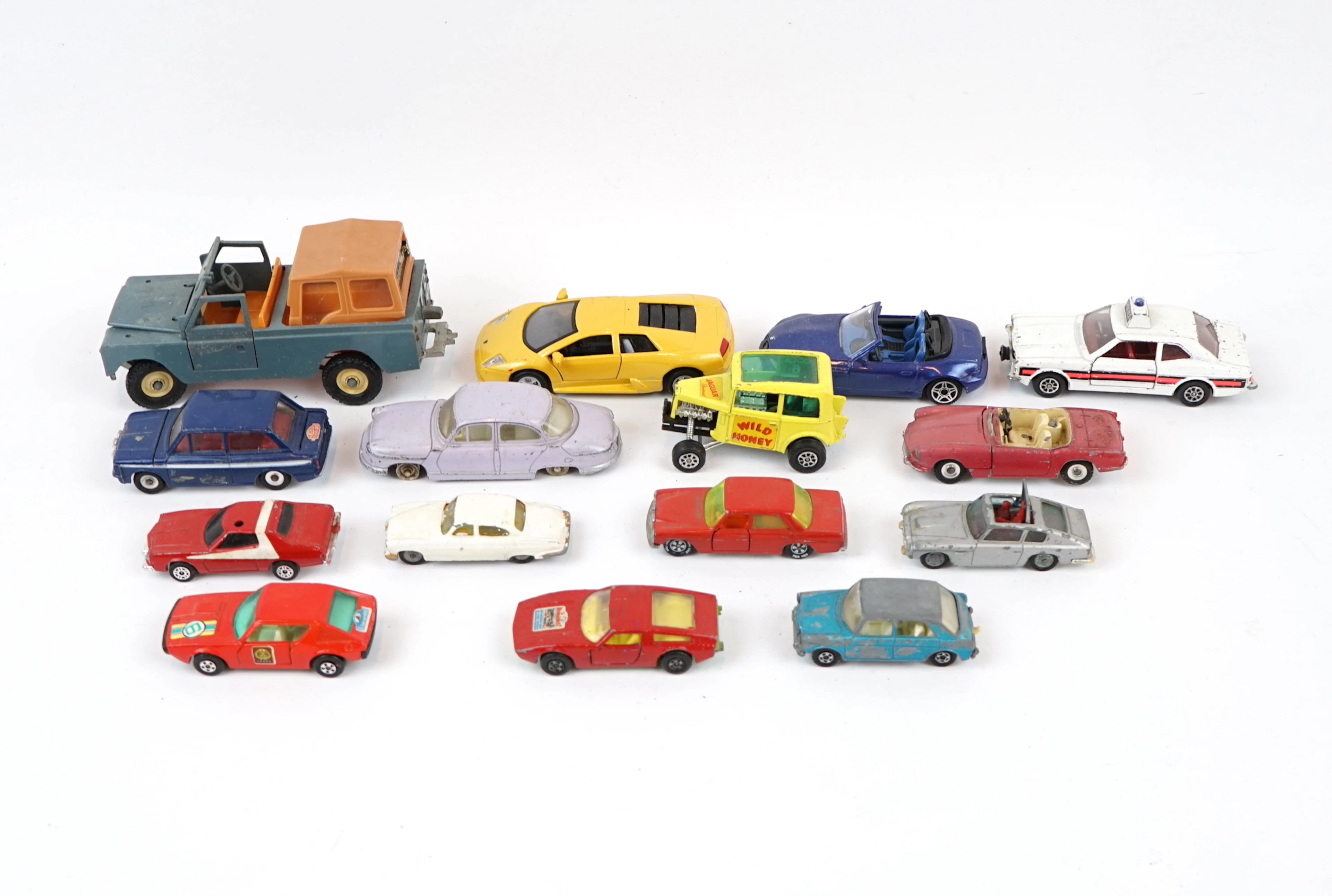 Des voitures jouets, beaucoup, y compris Matchbox et Dinky.