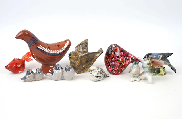 Figurines, 10 pcs, glass/ceramics, including clay cuckoo from Nittsjö.