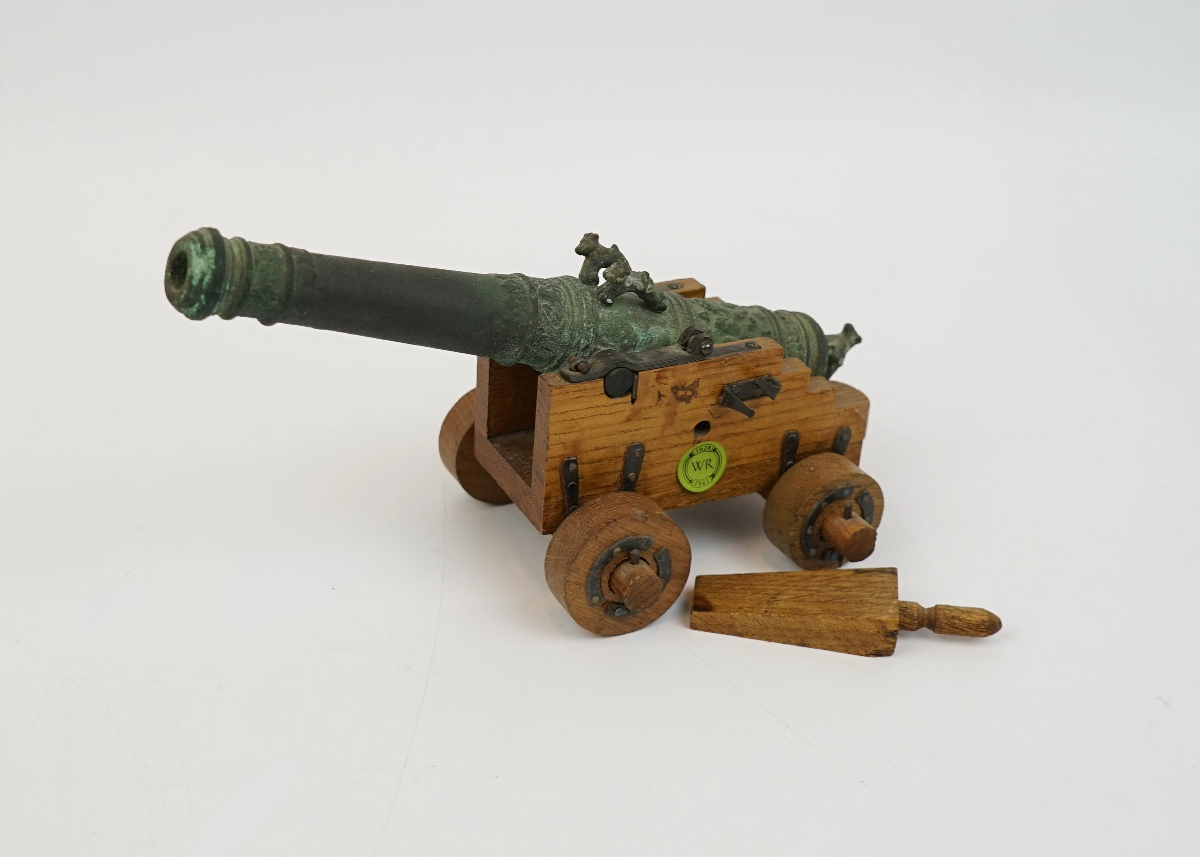 Cañón en miniatura, bronce/madera, década de 1900.