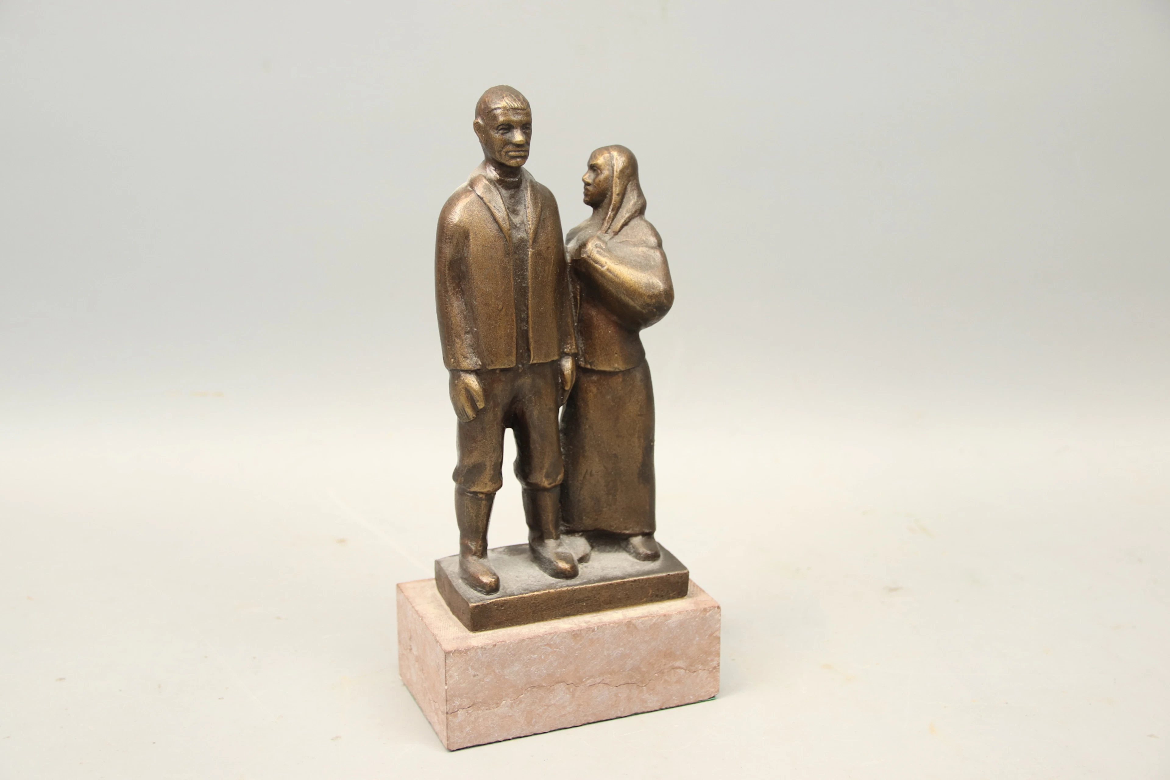 Axel Olsson, "Gli Emigranti", scultura, bronzo, zoccolo in pietra, firmato.