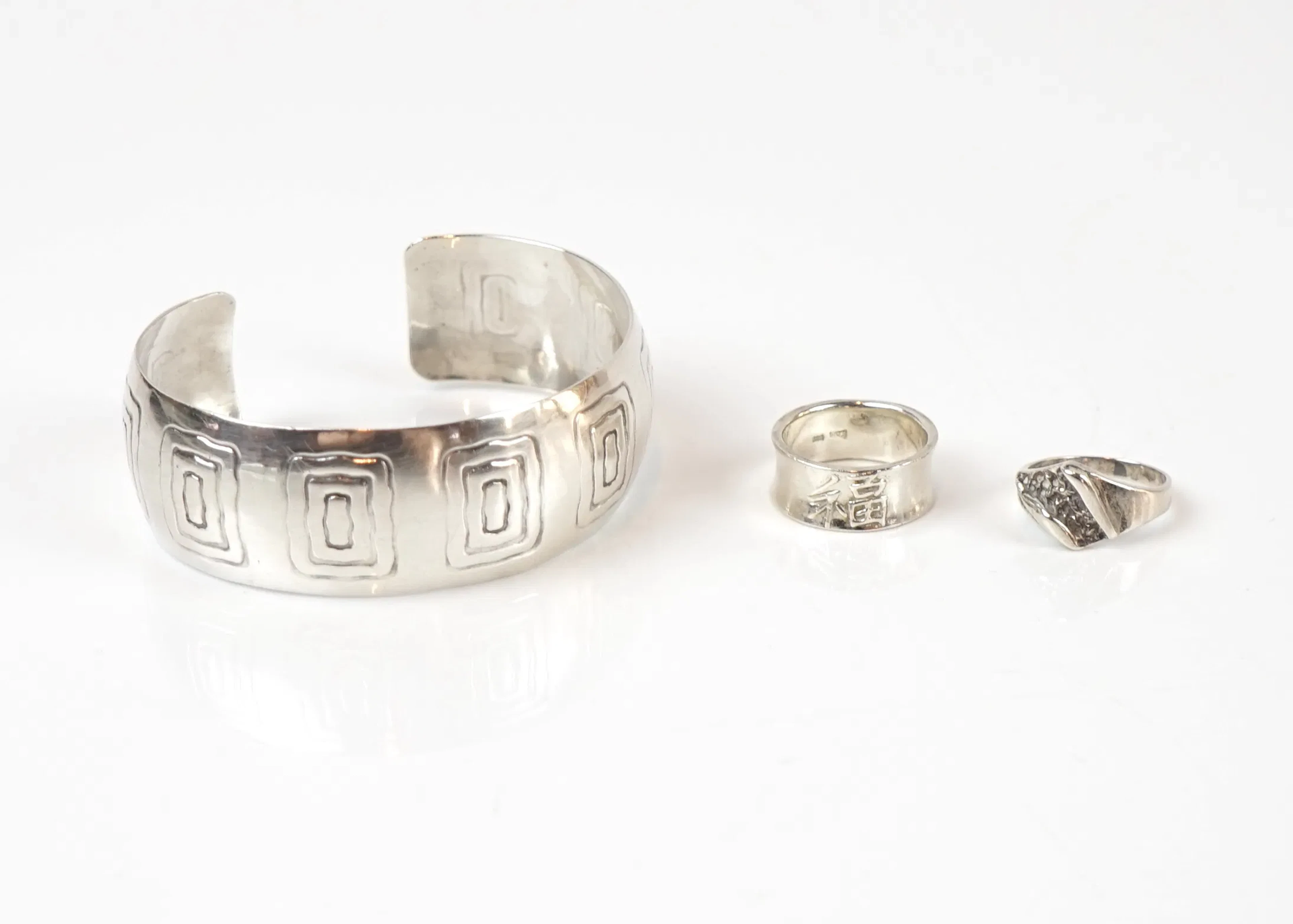 Brazalete y anillos, 3 piezas, de plata.