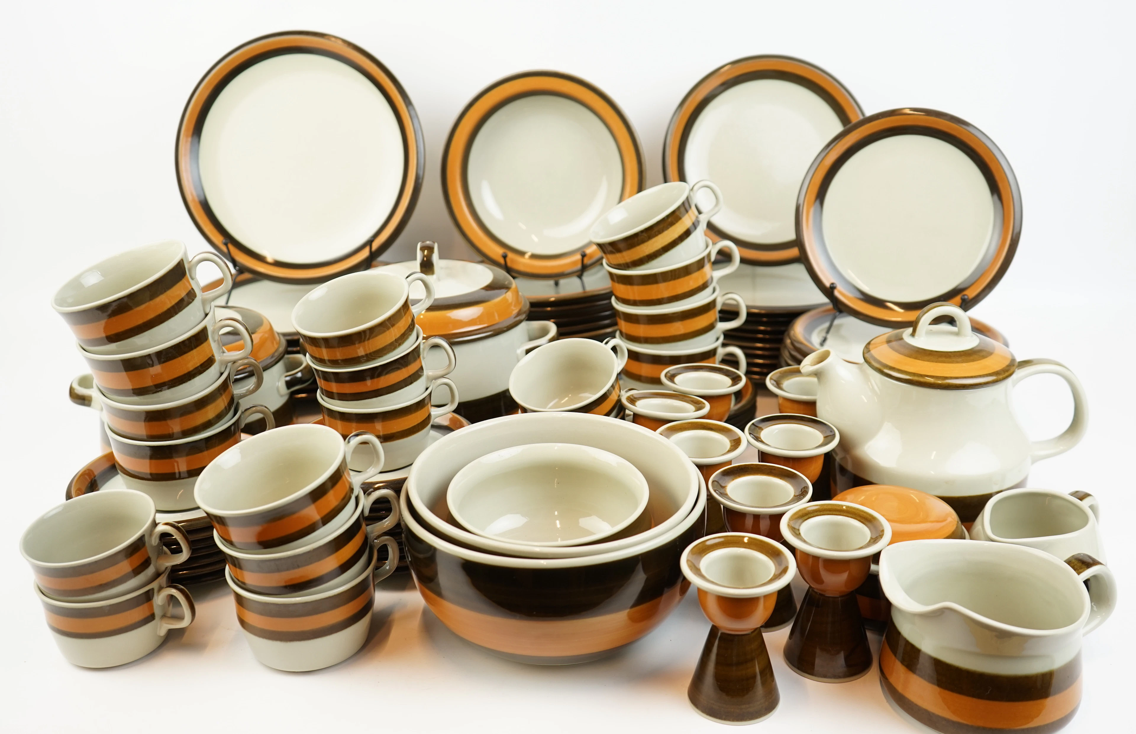 Marianne Westman, 96-teiliges Essens-/Kaffee-/Tee-Set, Steinzeug, "Annika", Rörstrand.