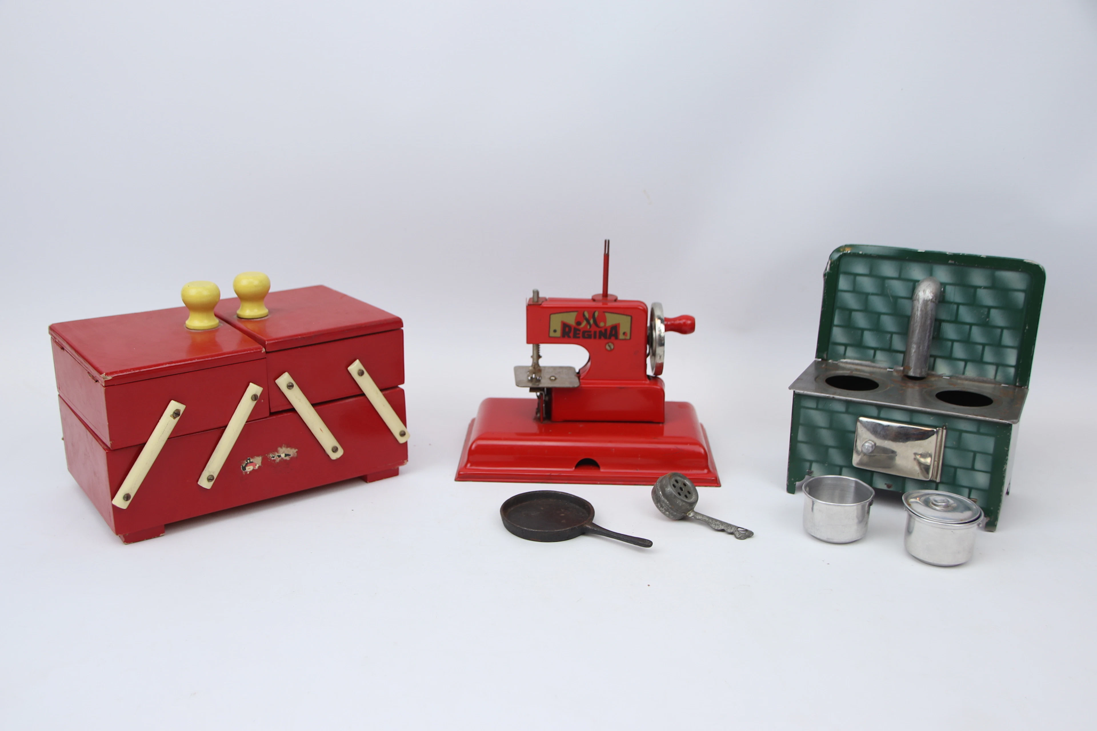 Machine à coudre pour enfants, etc., un lot, métal/bois.