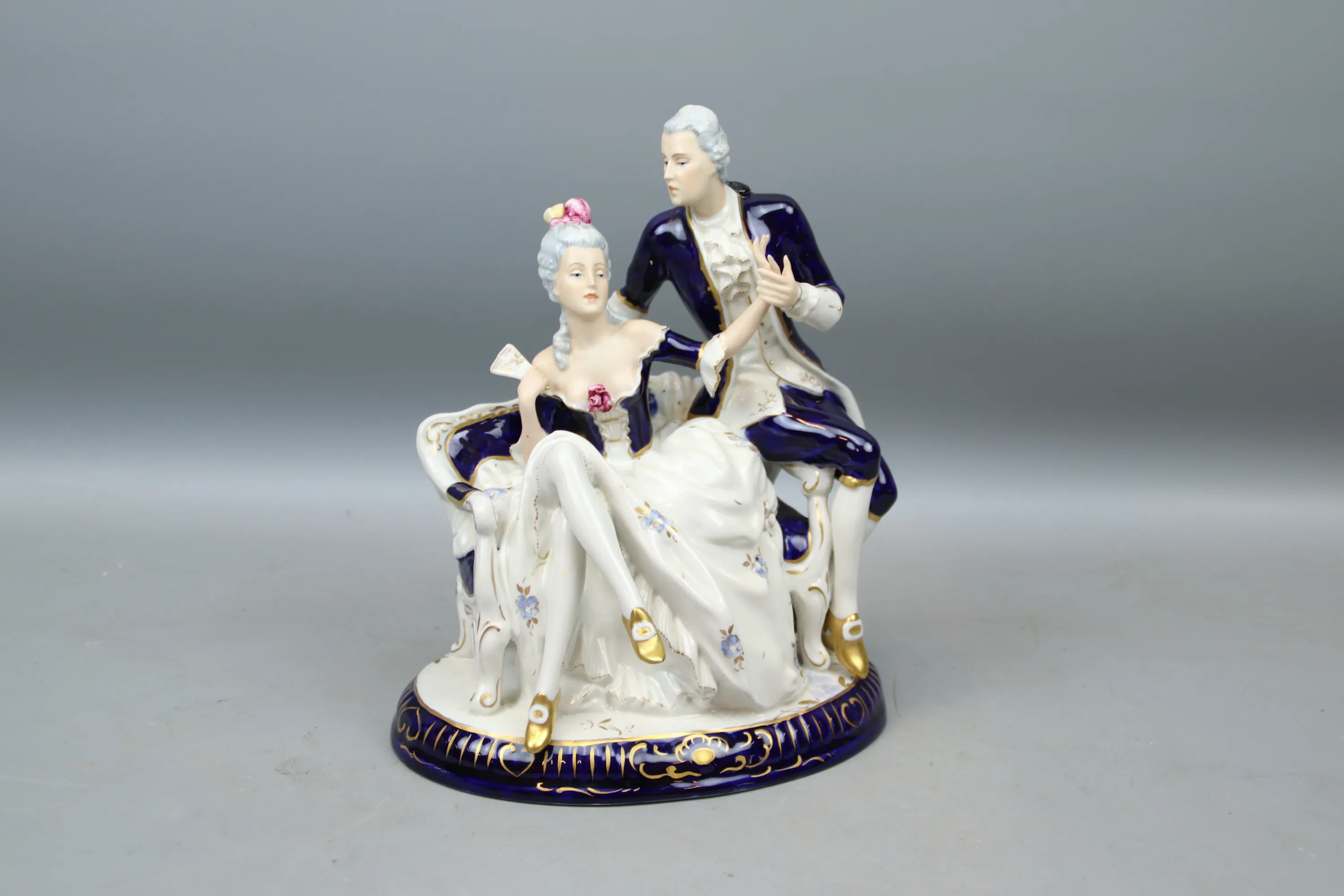 Figurina, porcellana, Royal Dux, Cecoslovacchia.