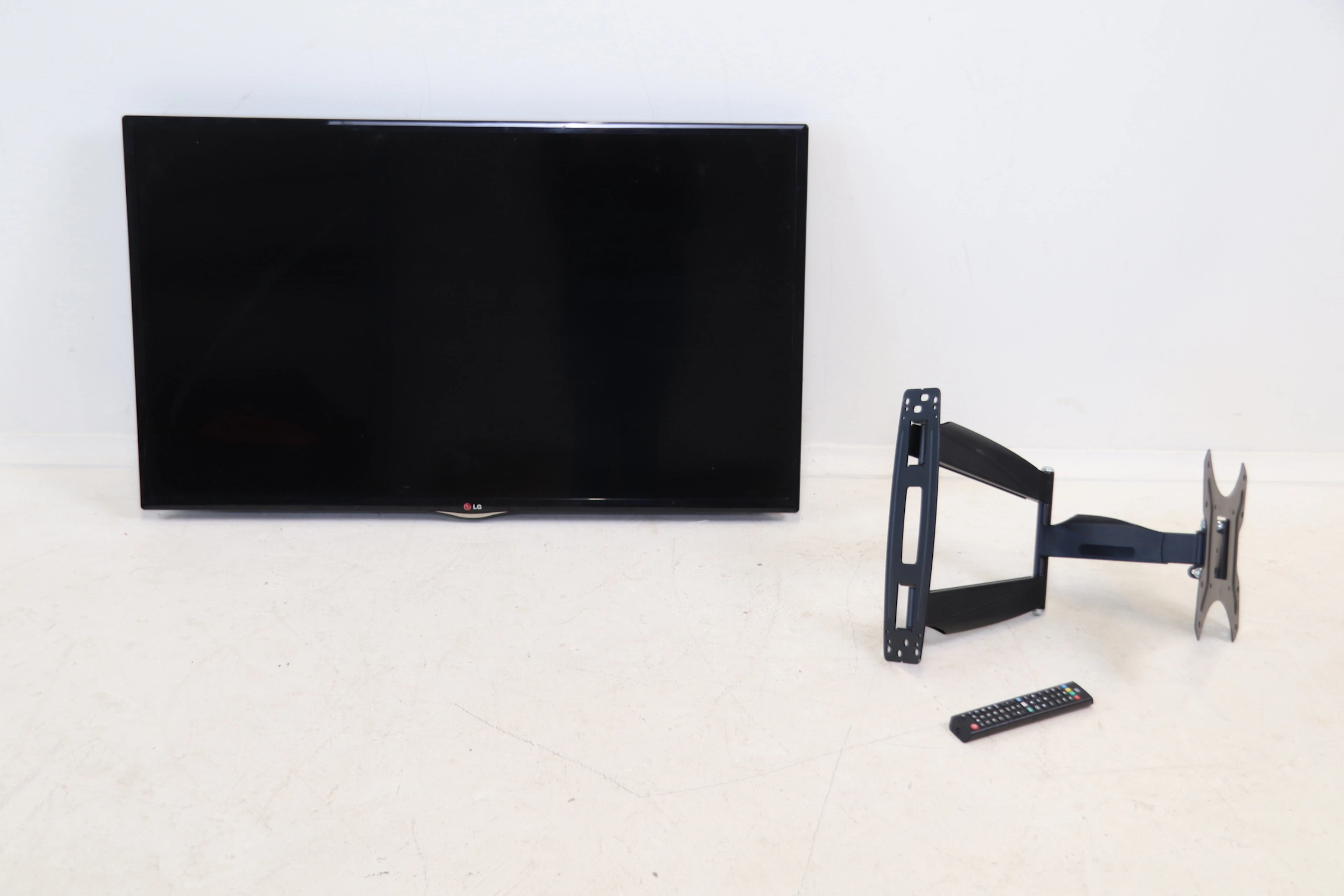 Smart TV, LG 42LN570V, et support mural.