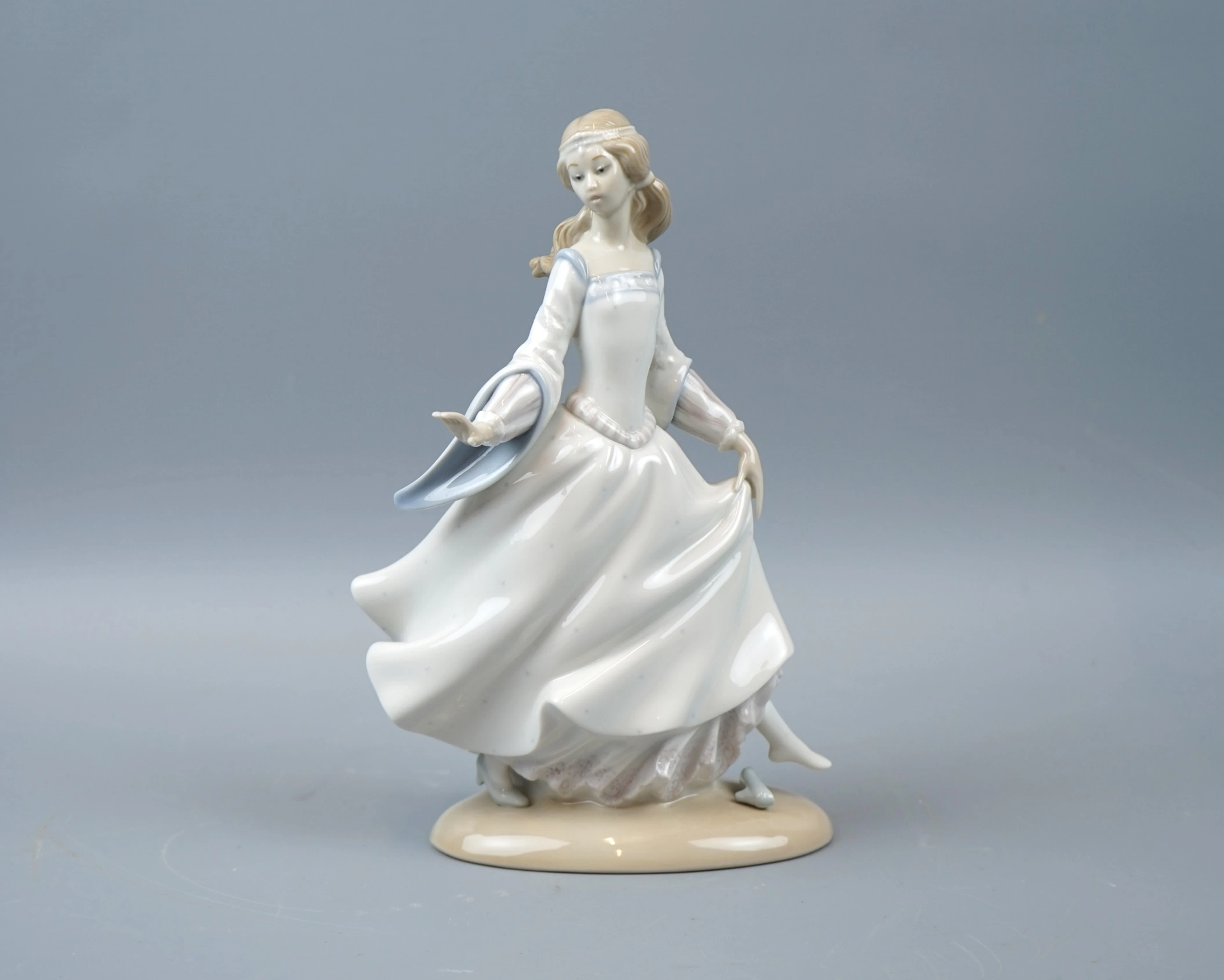 Figurilla, ''Cenicienta'', porcelana, Lladro, España.
