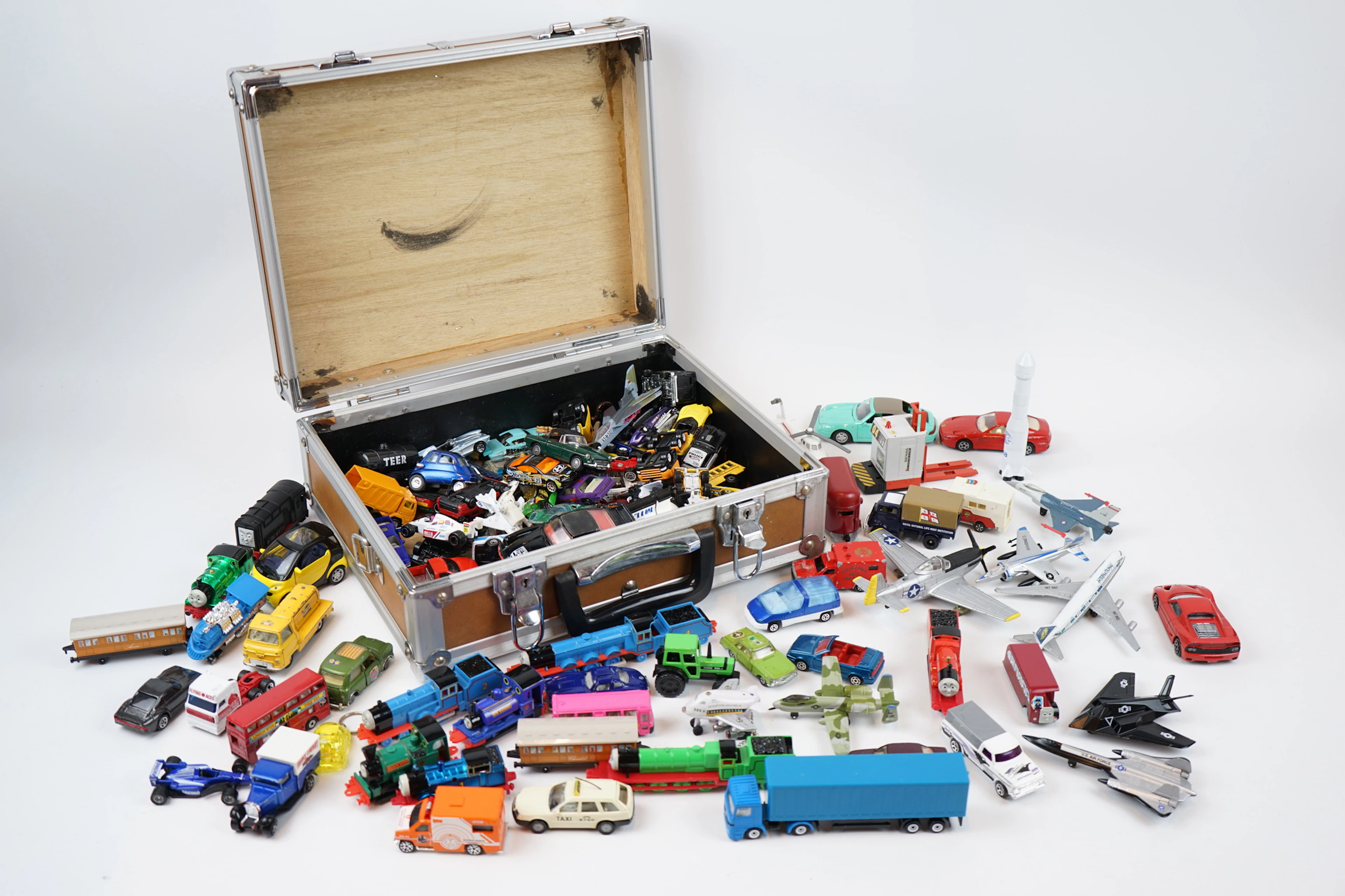 Des véhicules jouets, beaucoup, y compris Matchbox.