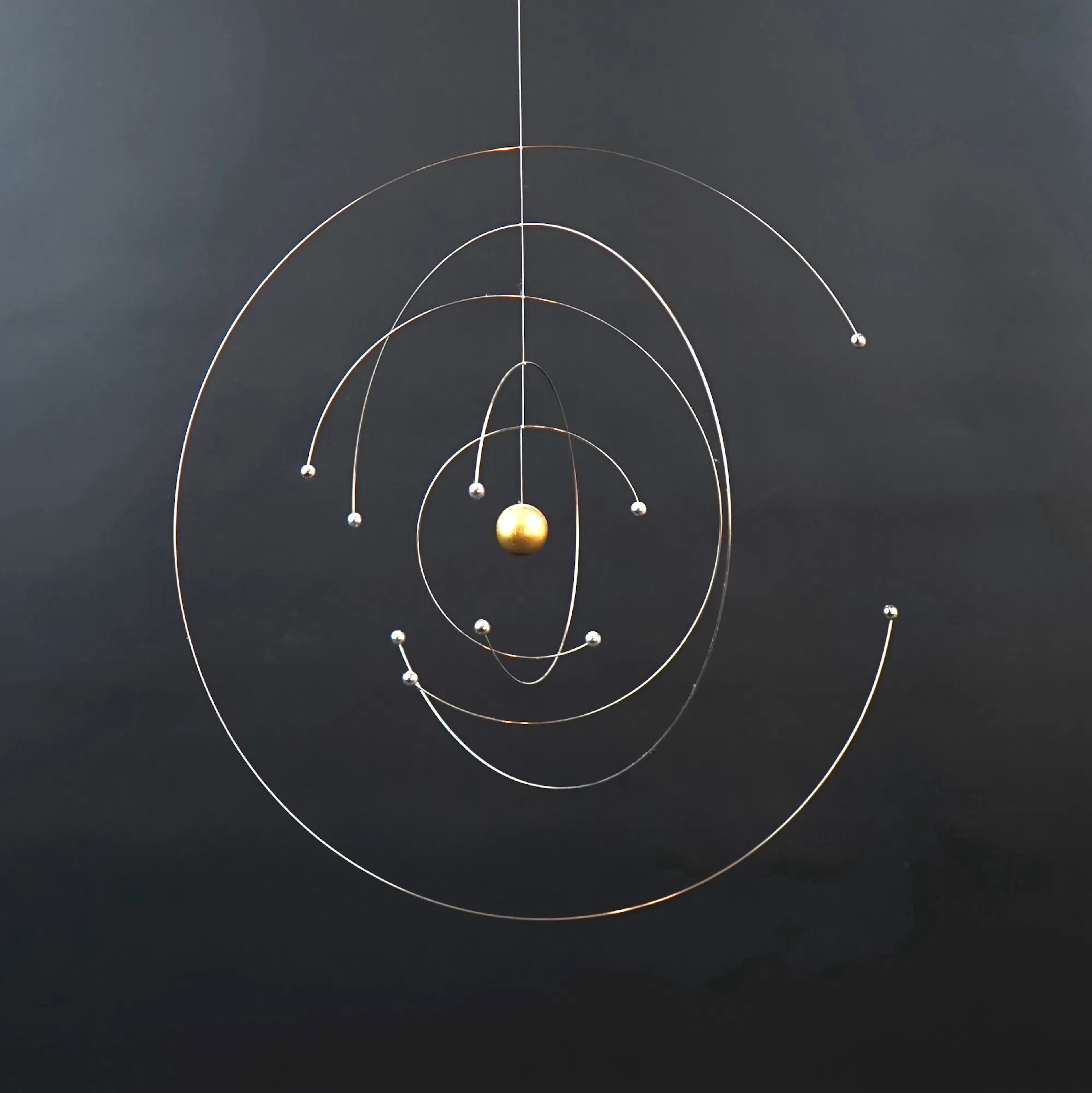 Niels Bohr, modello atomico mobile, metallo/legno, Flensted Mobiles, Danimarca.