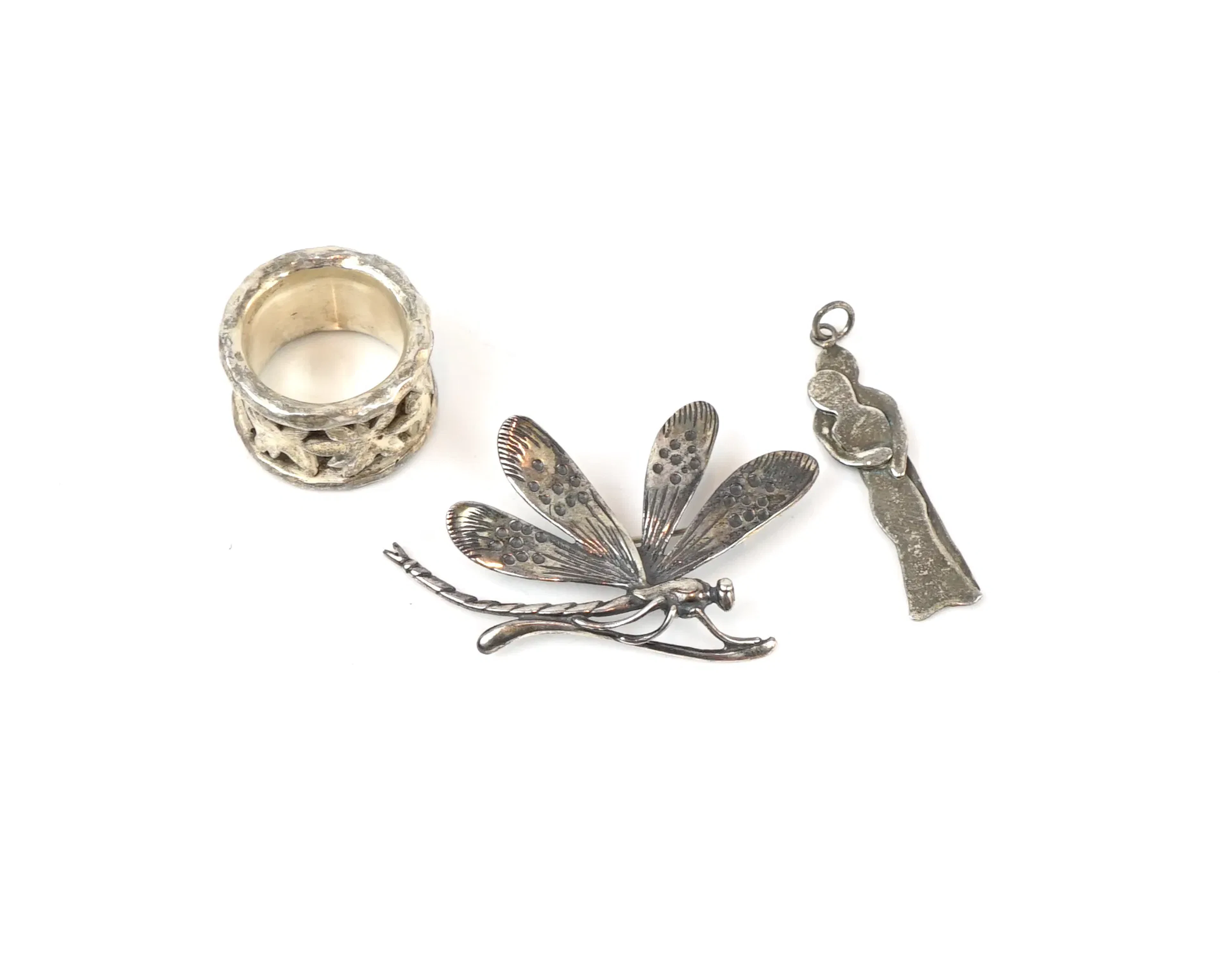 Anello, spilla e ciondolo, argento.